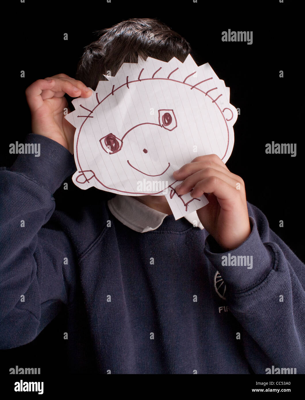Junge mit hausgemachten Maske Stockfoto