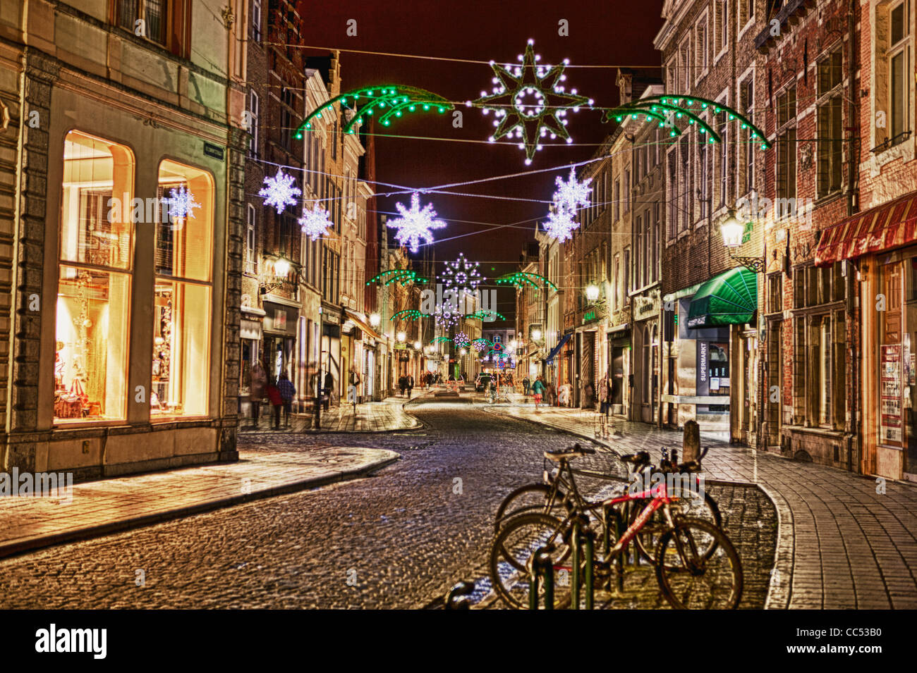 Nachtaufnahme HDR mit Blick auf ein Weihnachtsfest dekoriert Straße in Brügge, Belgien. Stockfoto