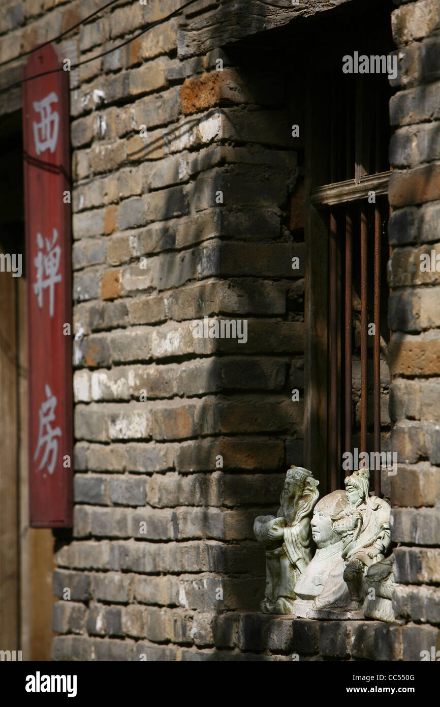 Statuen auf der Fensterbank, Fuxi divinatorische Pavillon, Shangcai, Henan, China Stockfoto