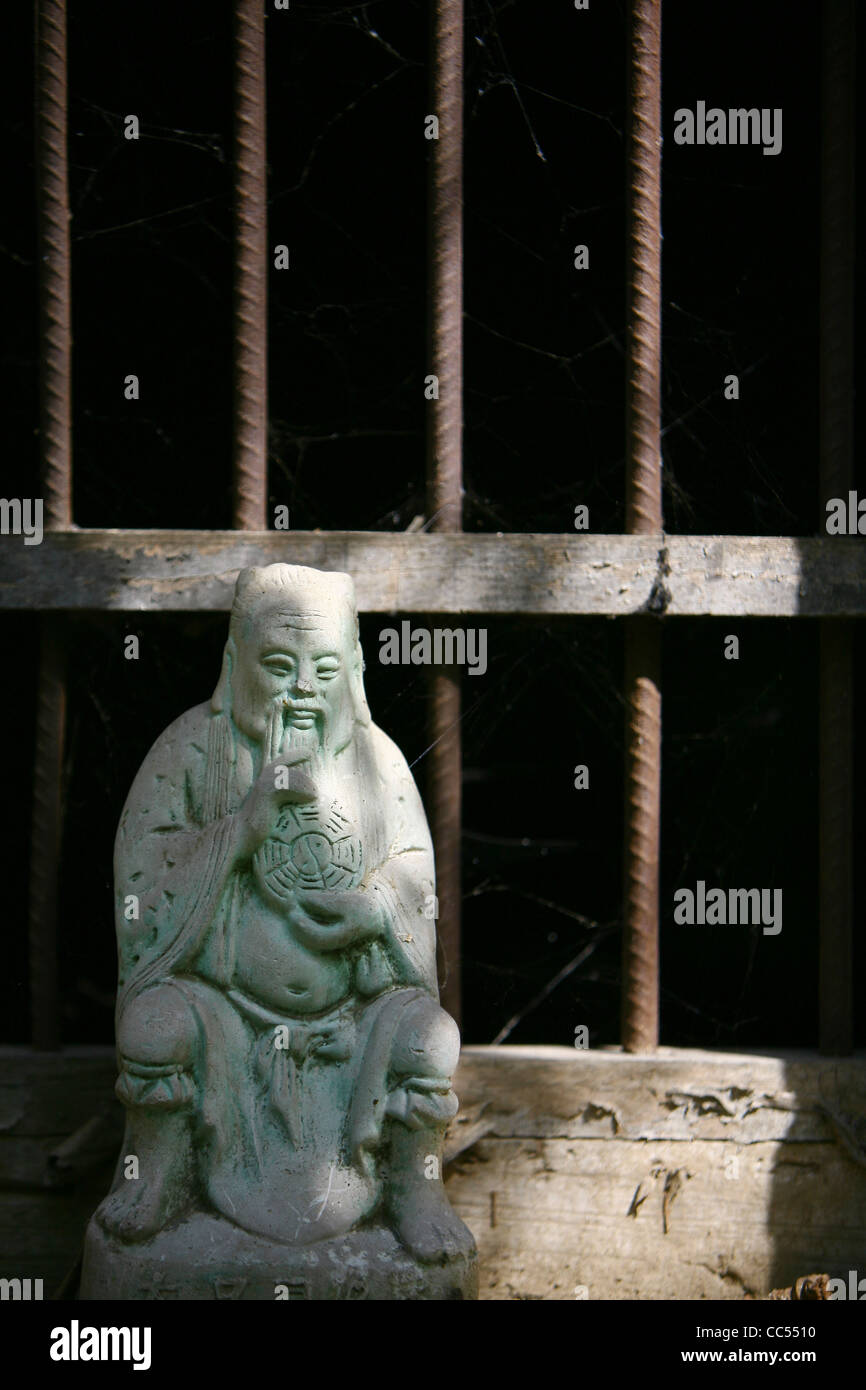 Fuxi-Statue auf der Fensterbank, Fuxi divinatorische Pavillon, Shangcai, Henan, China Stockfoto