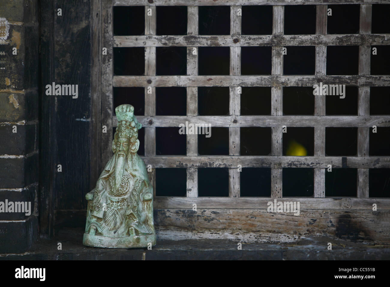 Statue auf der Fensterbank, Fuxi divinatorische Pavillon, Shangcai, Henan, China Stockfoto