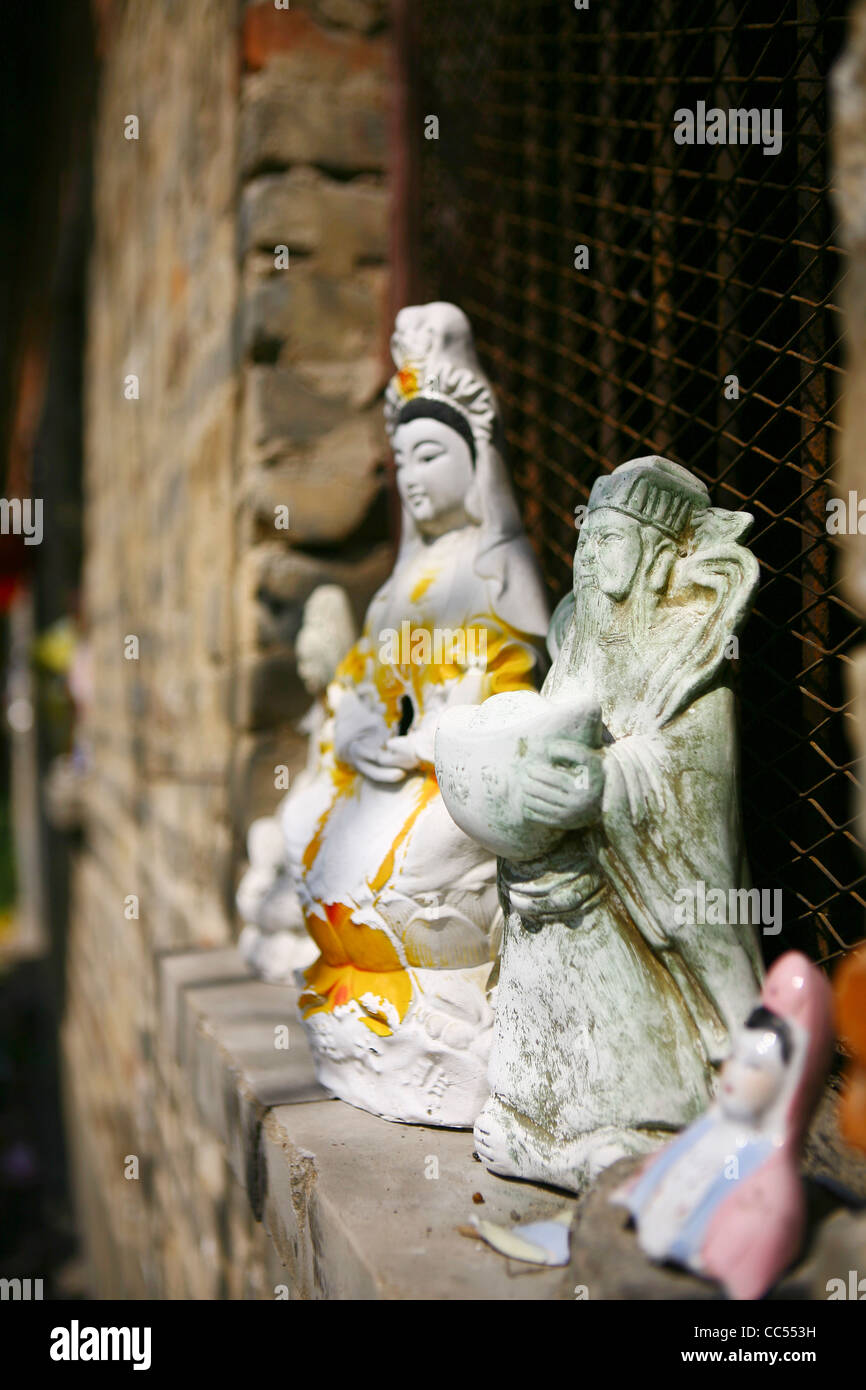 Buddha-Statuen auf der Fensterbank, Fuxi divinatorische Pavillon, Shangcai, Henan, China Stockfoto