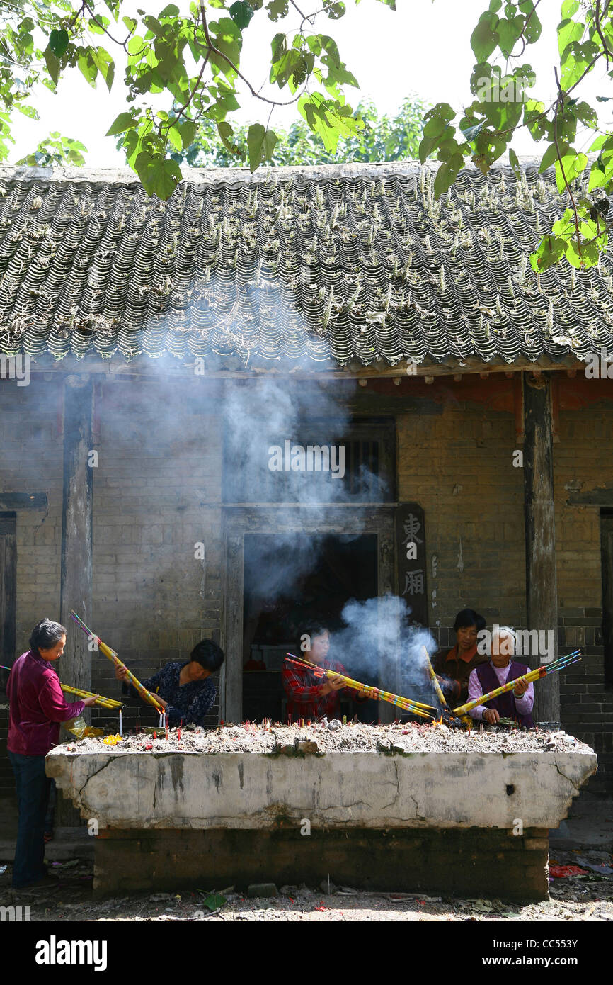 Lokale Leute brennen Räucherstäbchen, Fuxi divinatorische Pavillon, Shangcai, Henan, China Stockfoto