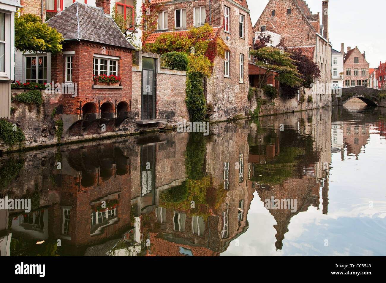 Häuser in der Gouden Handstraat Bcking auf den Gouden Handrei Kanal in Bruges,(Brugge), Belgien Stockfoto