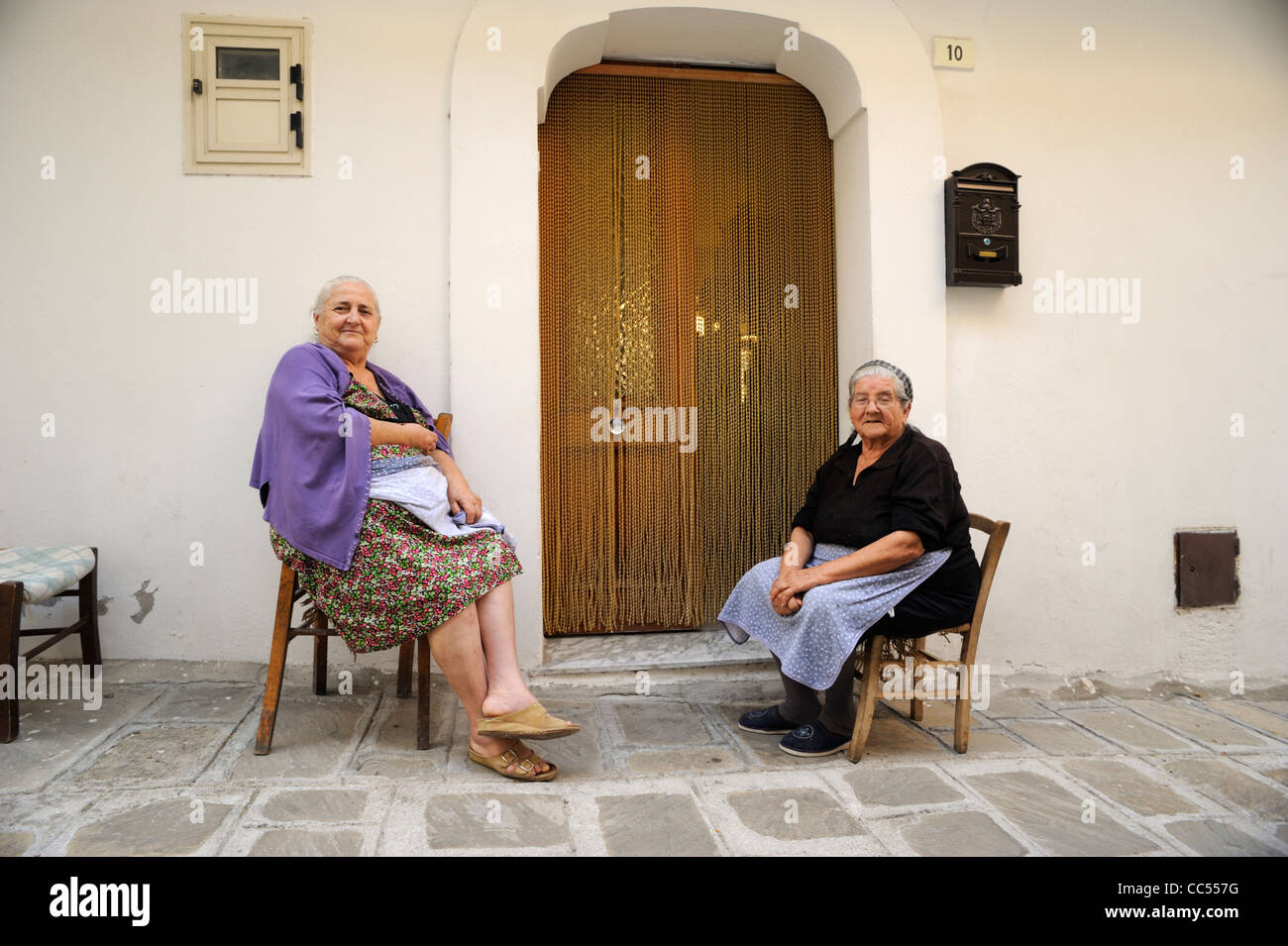Italien, Basilicata, Roccanova, alte italienische Frauen vor dem Haus Stockfoto