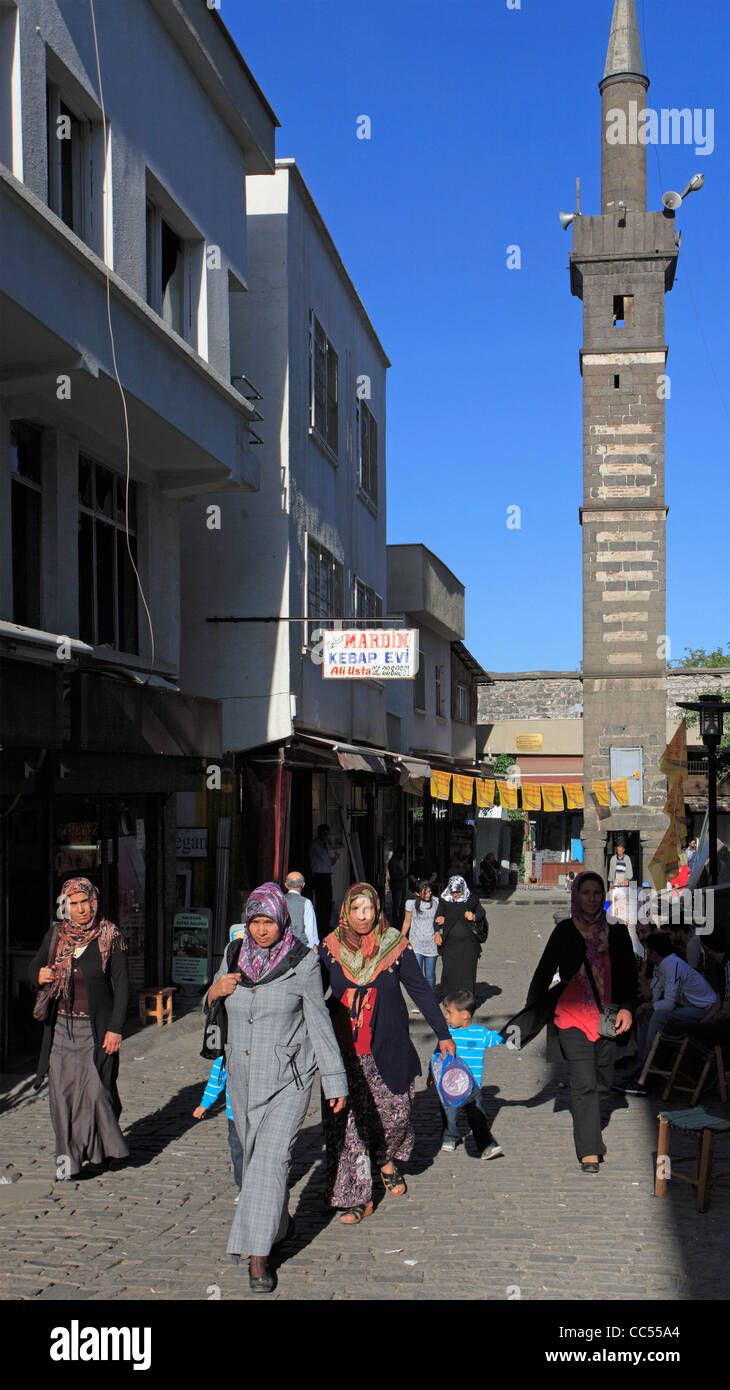 Türkei, Diyarbakir, Seyh Mutahhar Moschee, vier Legged Minarett, Frauen, Stockfoto
