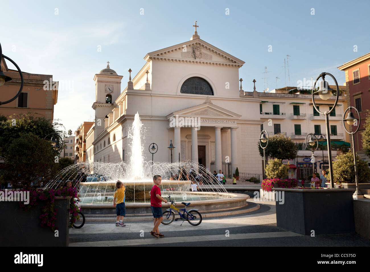 Kinder spielen rund um den Brunnen in Piazza Pia, Anzio Stockfoto