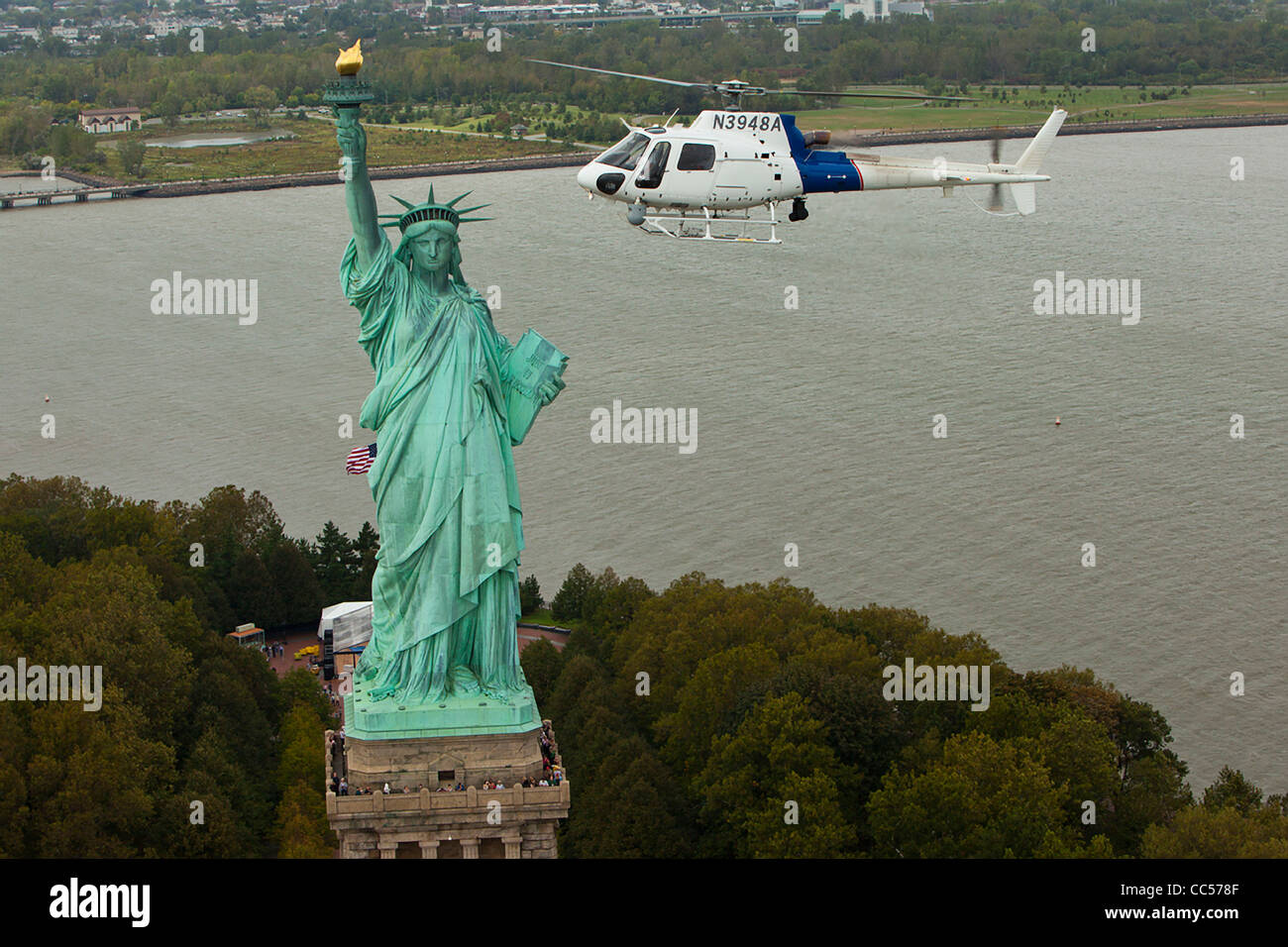 U.S. Customs and Border Patrol Blackhawk Hubschrauber auf Patrouille über den Hafen von New York Pass die Statue of Liberty. Stockfoto