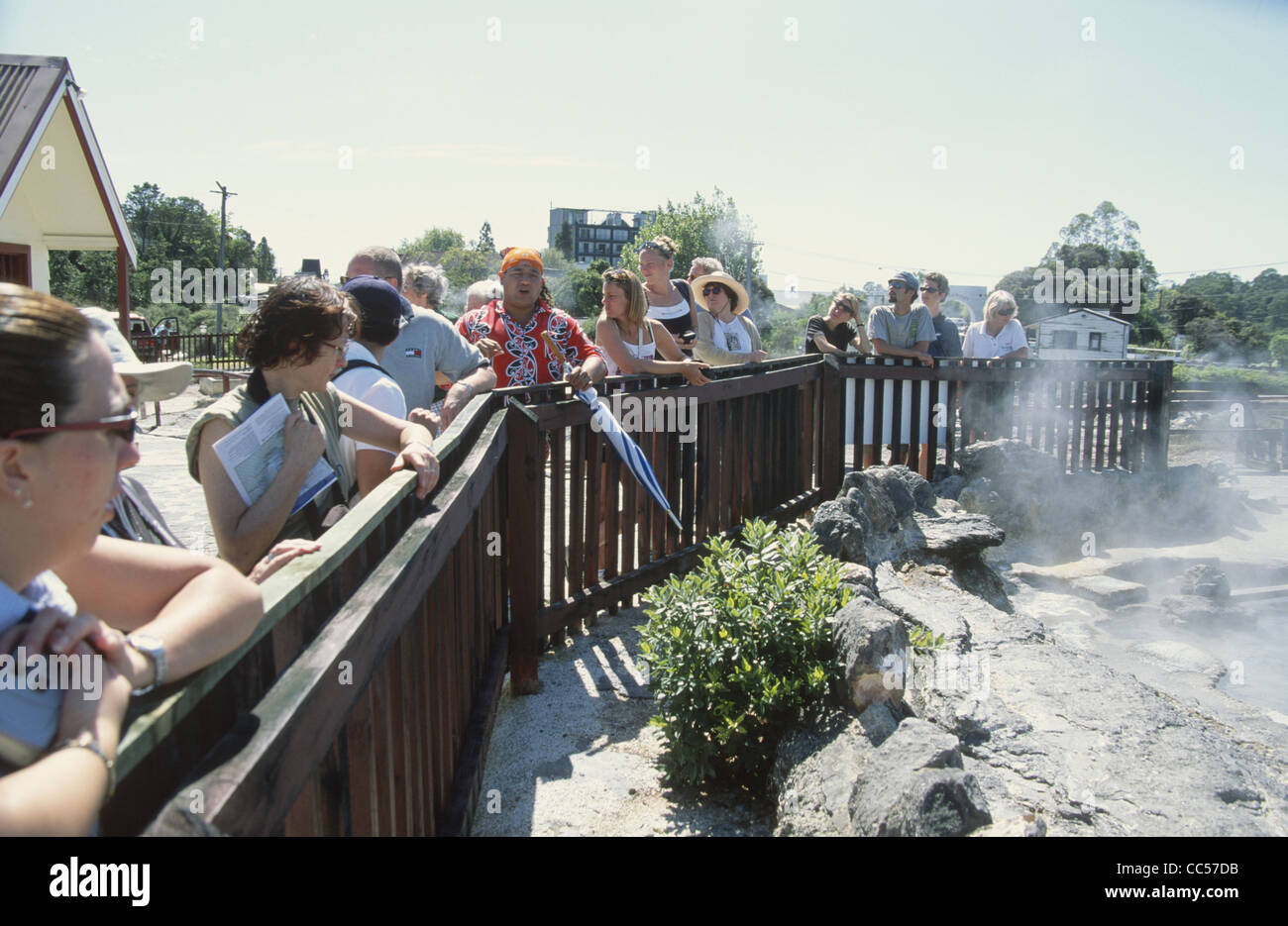 New Zealand Rotorua Whakarewarewa Maori Village Tourist Guide erklärt