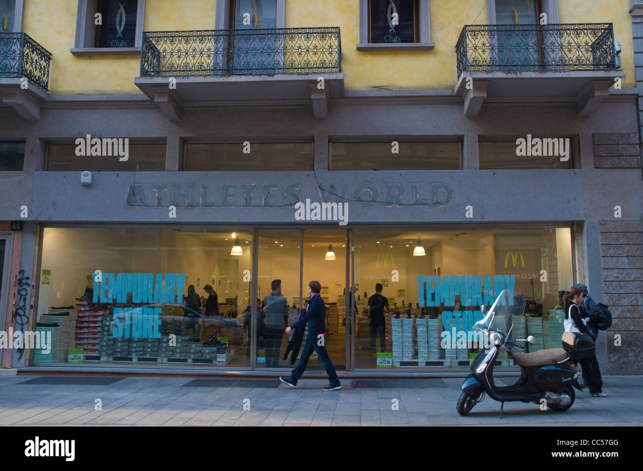 Temporäre Schuhgeschäft entlang Via Torino Straße zentrale Mailand Lombardei Italien Europa Stockfoto