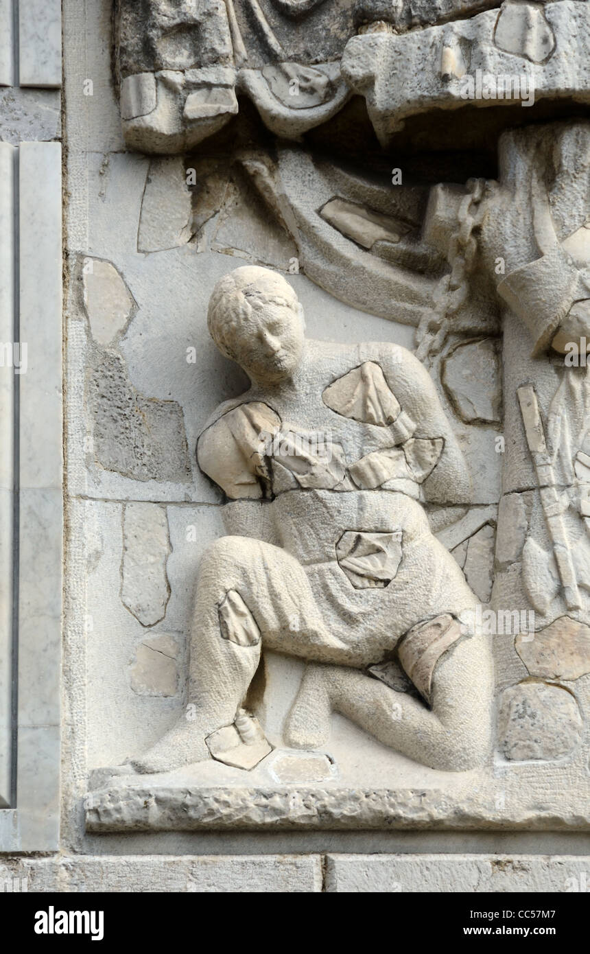 Gekettete römische Gefangene Bas-Relief Trophy des Augustus oder Trophée des Alpes (c6BC) ein römisches Siegesdenkmal in La Turbie Alpes-Maritimes Frankreich Stockfoto