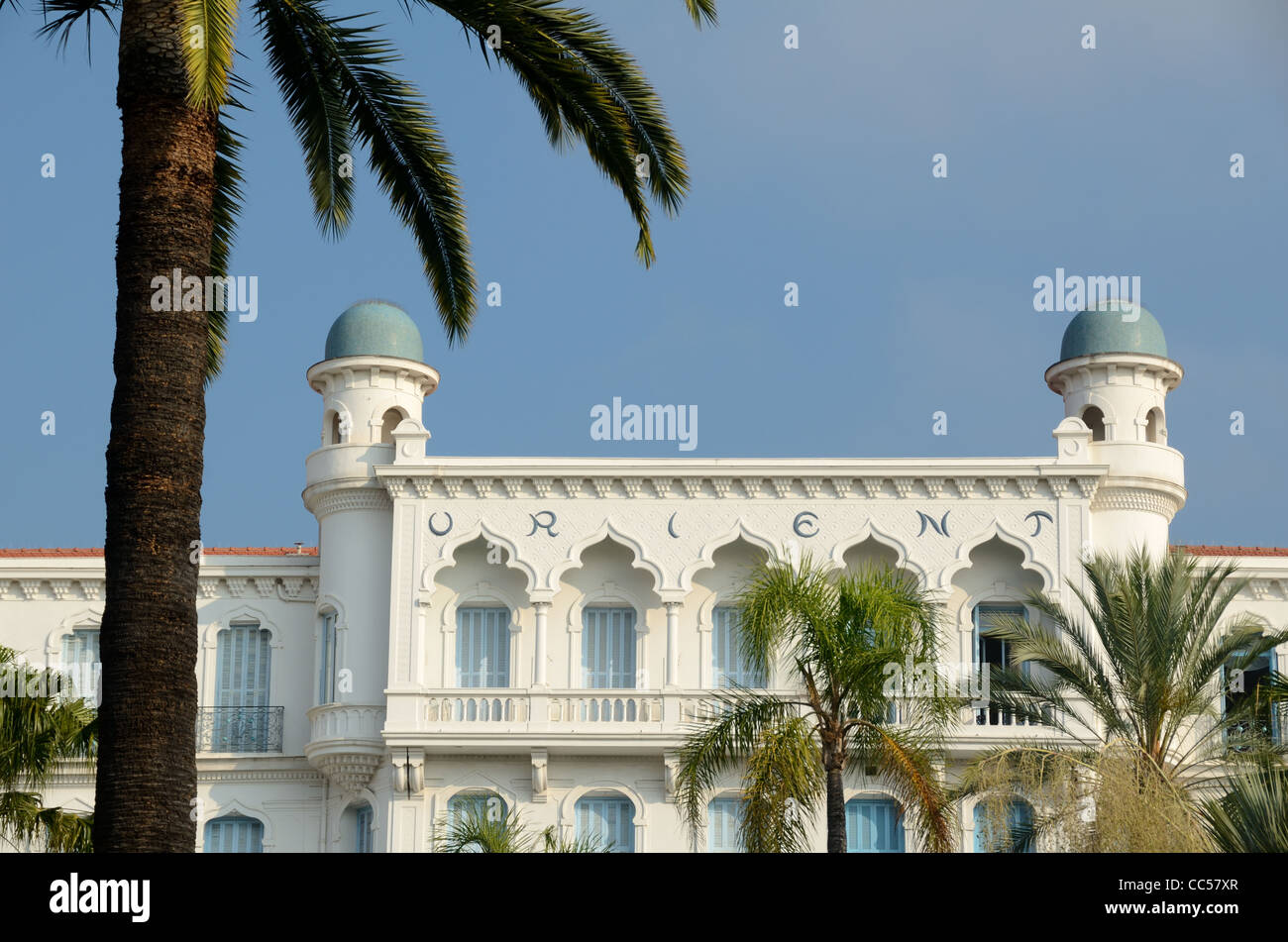 Fassade im orientalischen Stil des 'Orient Palace', ein ehemaliges Belle Epoque Hotel, jetzt Luxus Apartments Menton Französische Riviera oder Côte d'Azur Frankreich Stockfoto