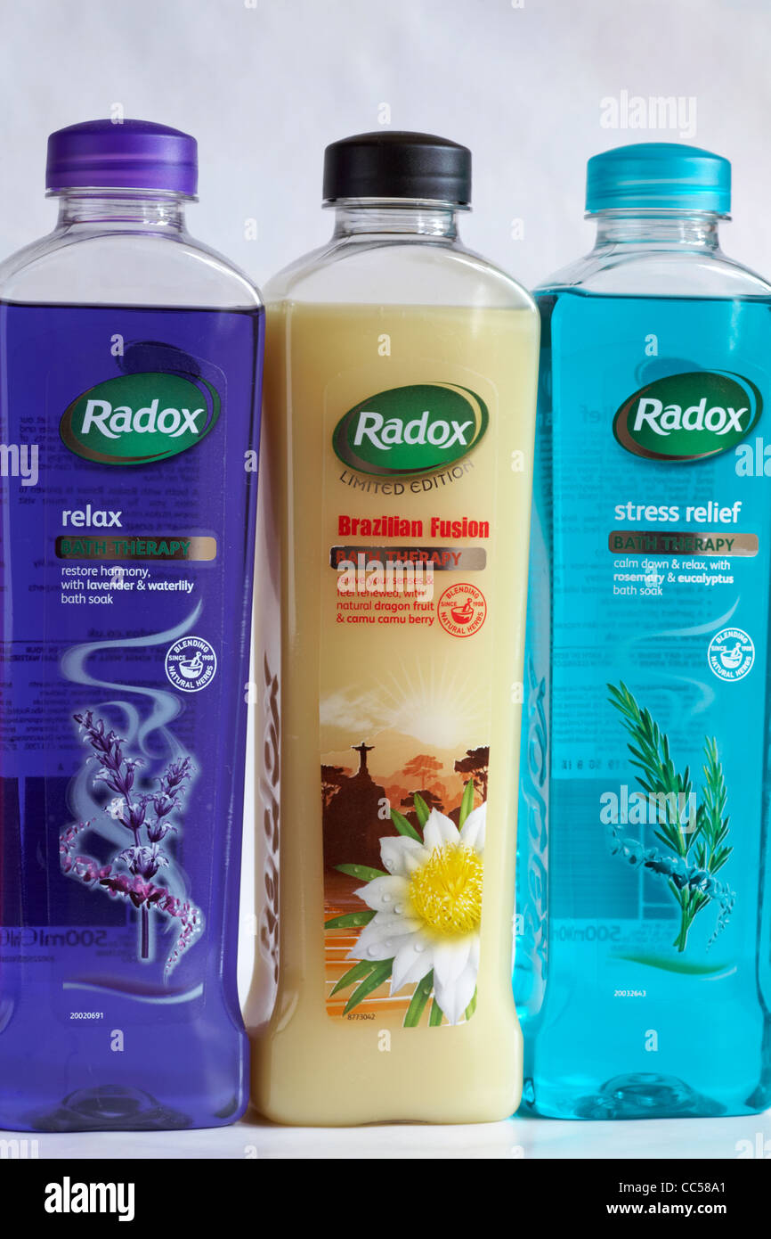 Flaschen RADOX Badtherapie Bad Soak - Relax, brasilianische Fusion & Stress Relief auf weißem Hintergrund gesetzt Stockfoto
