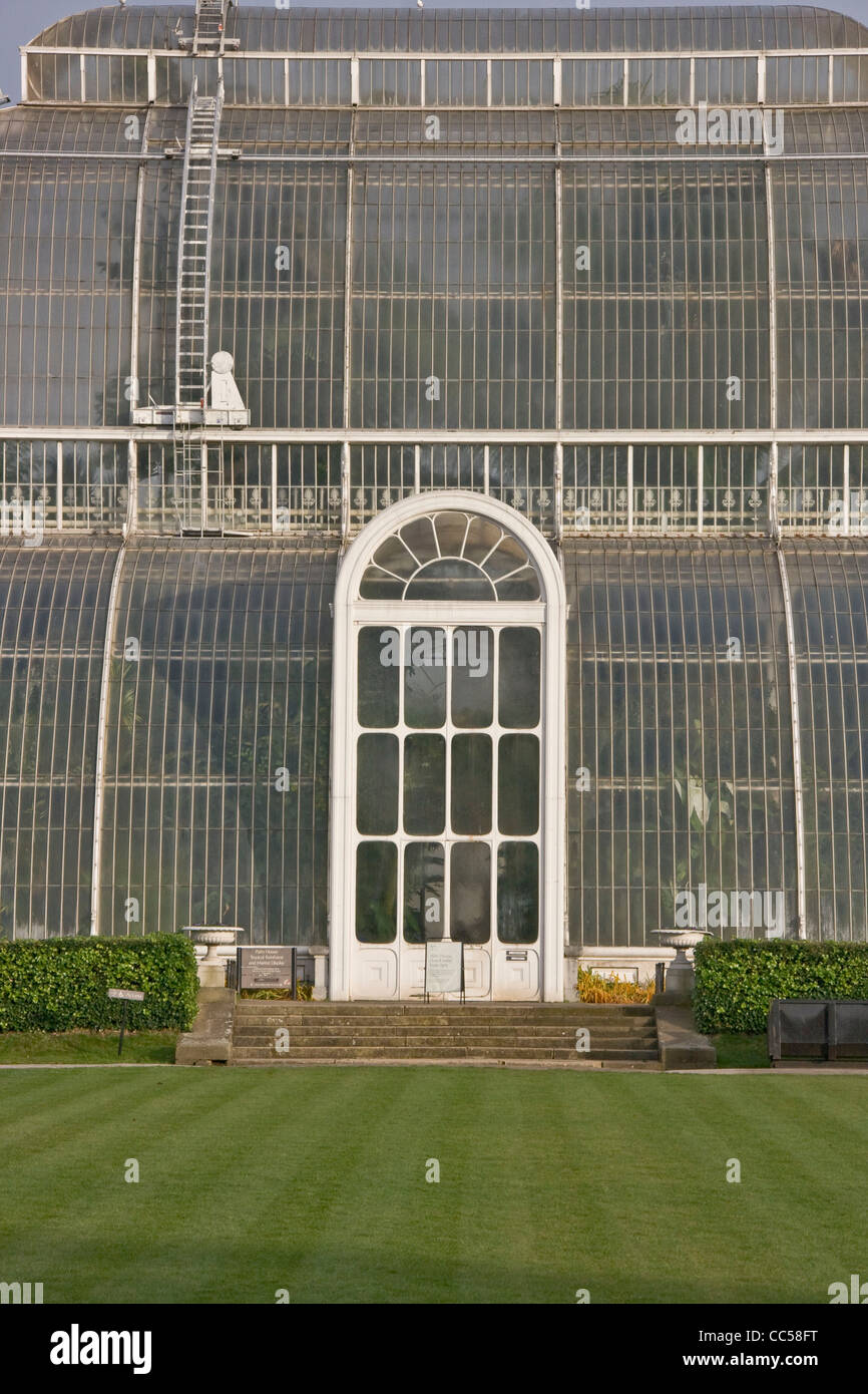 Viktorianische Grad 1 Besetzung aufgeführt und Schmiedeeisen gemäßigten Haus von Decimus Burton Royal Botanic Gardens Kew London England Europa Stockfoto