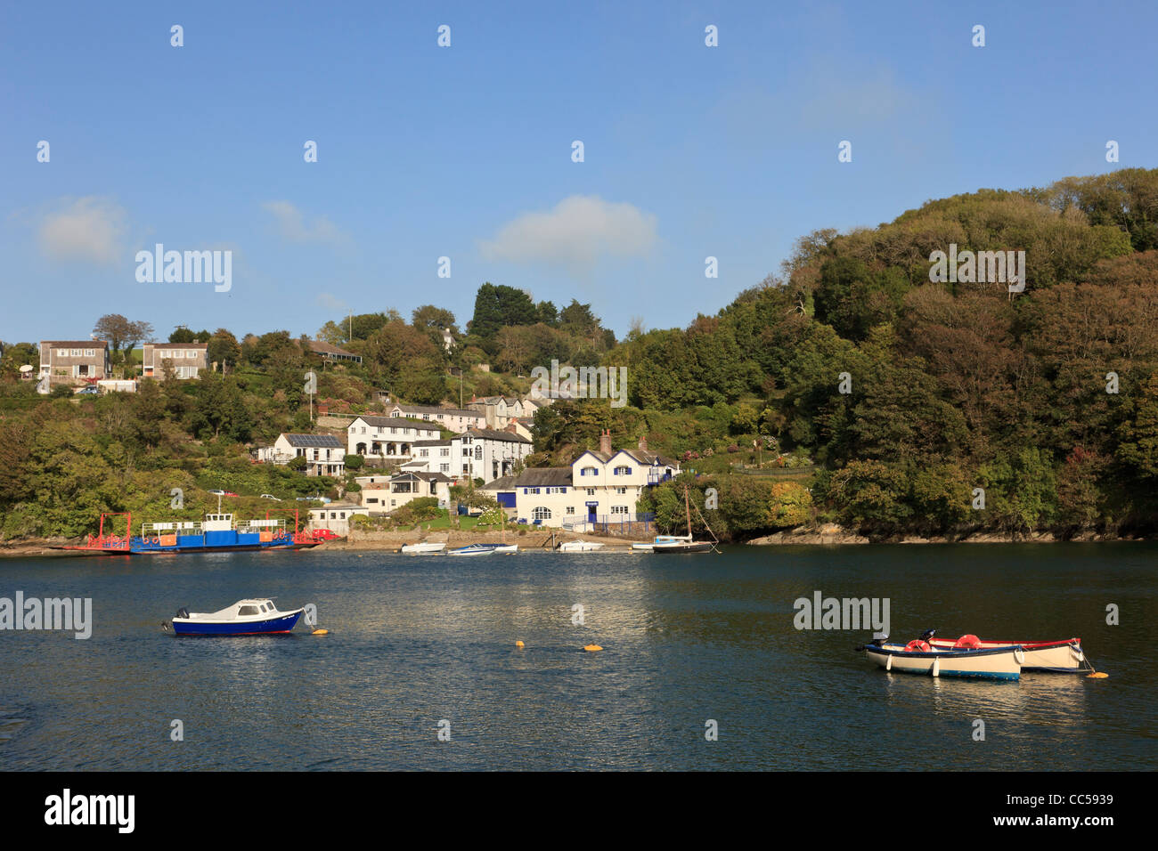 Blick über den Fluss zu Bodinnick Dorf und Daphne Du Maurier Haus "Ferryside" von der alten Fähre Inn Fowey Cornwall England UK Stockfoto