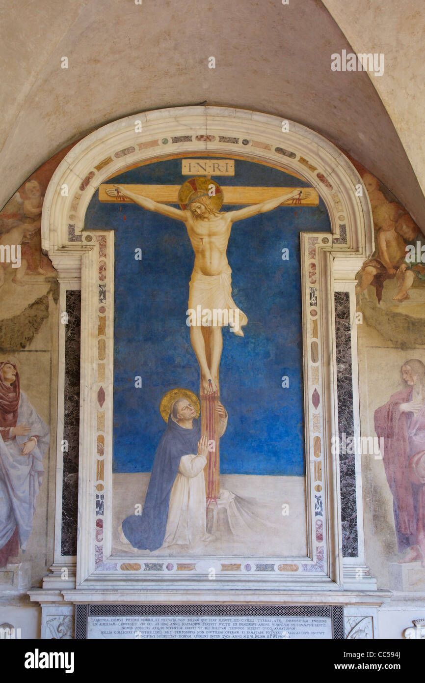 Christus am Kreuz, geadelt von St. Dominic, ca. 1442, von Fran Beato Angelico im Kloster Sant'Antonino, Conve Stockfoto