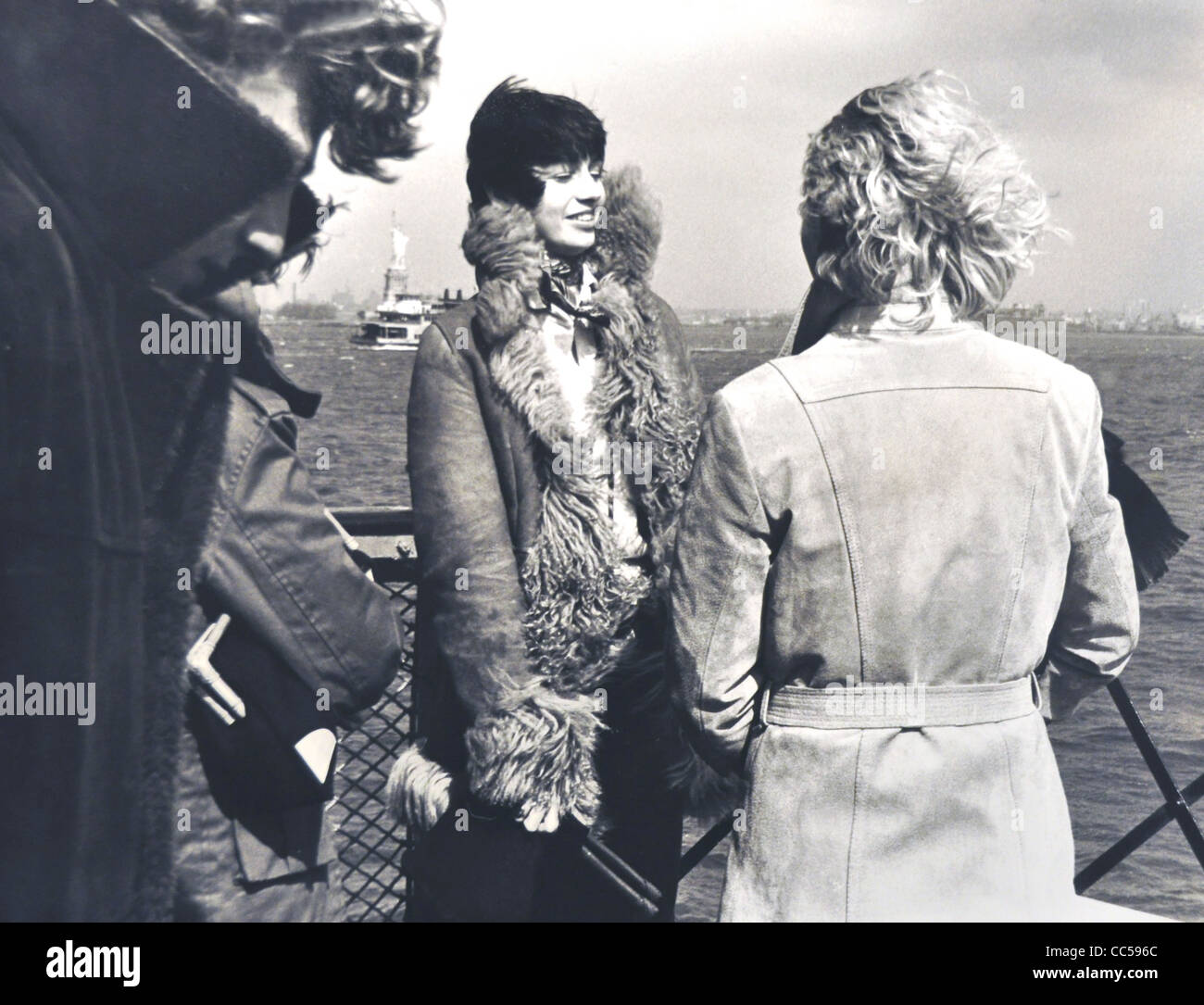 Junge Frauen auf dem Deck der Fähre nach Staten Island New York USA Stockfoto