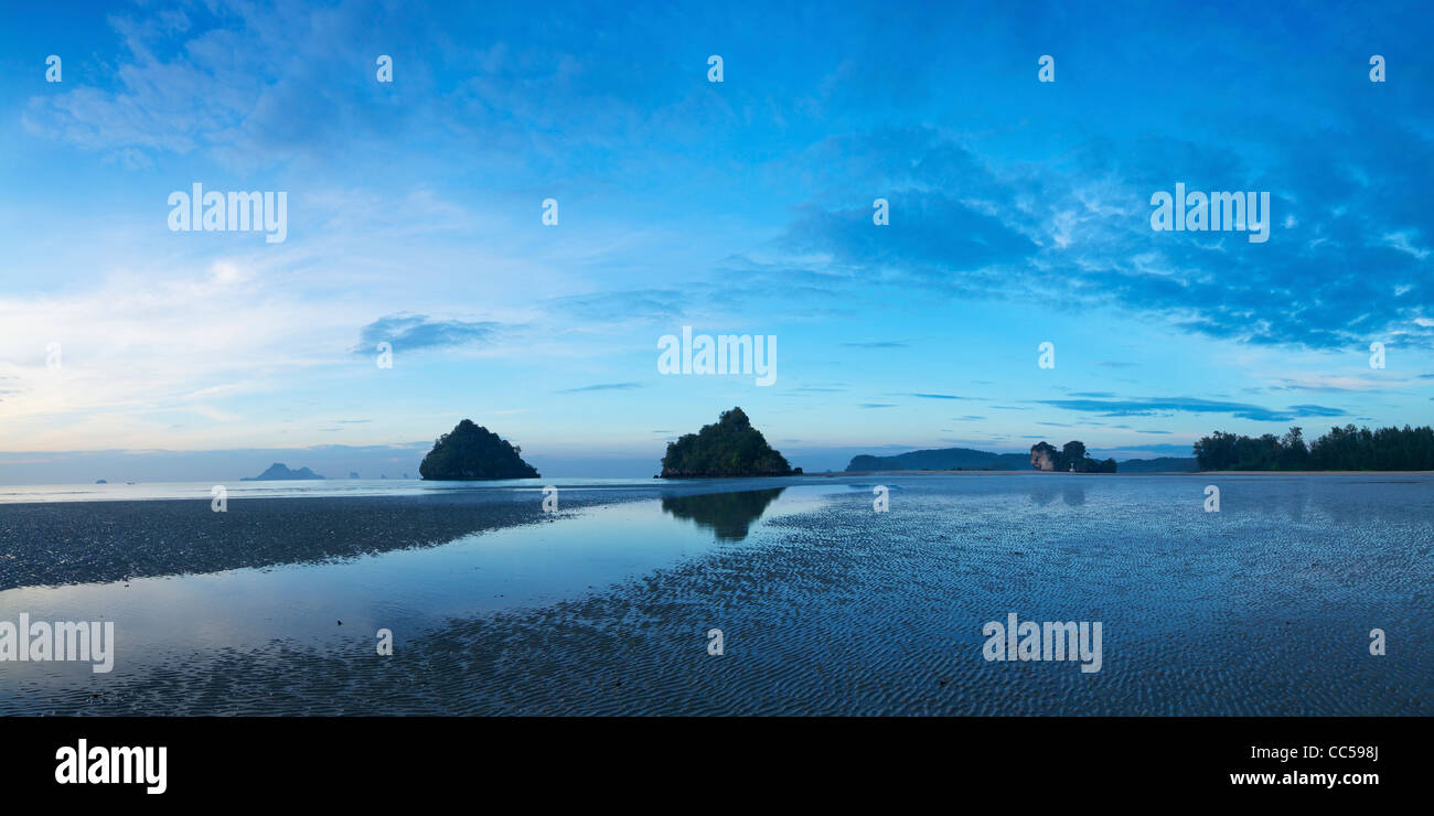Ansicht von Ao Nang Beach in der Morgendämmerung. Provinz Krabi, Thailand. Panorama-Aufnahme in hoher Auflösung. Stockfoto
