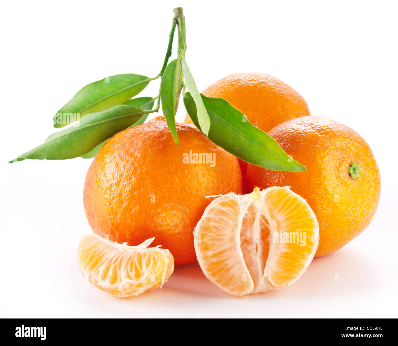 Mandarinen mit Blättern auf weißem Hintergrund. Stockfoto