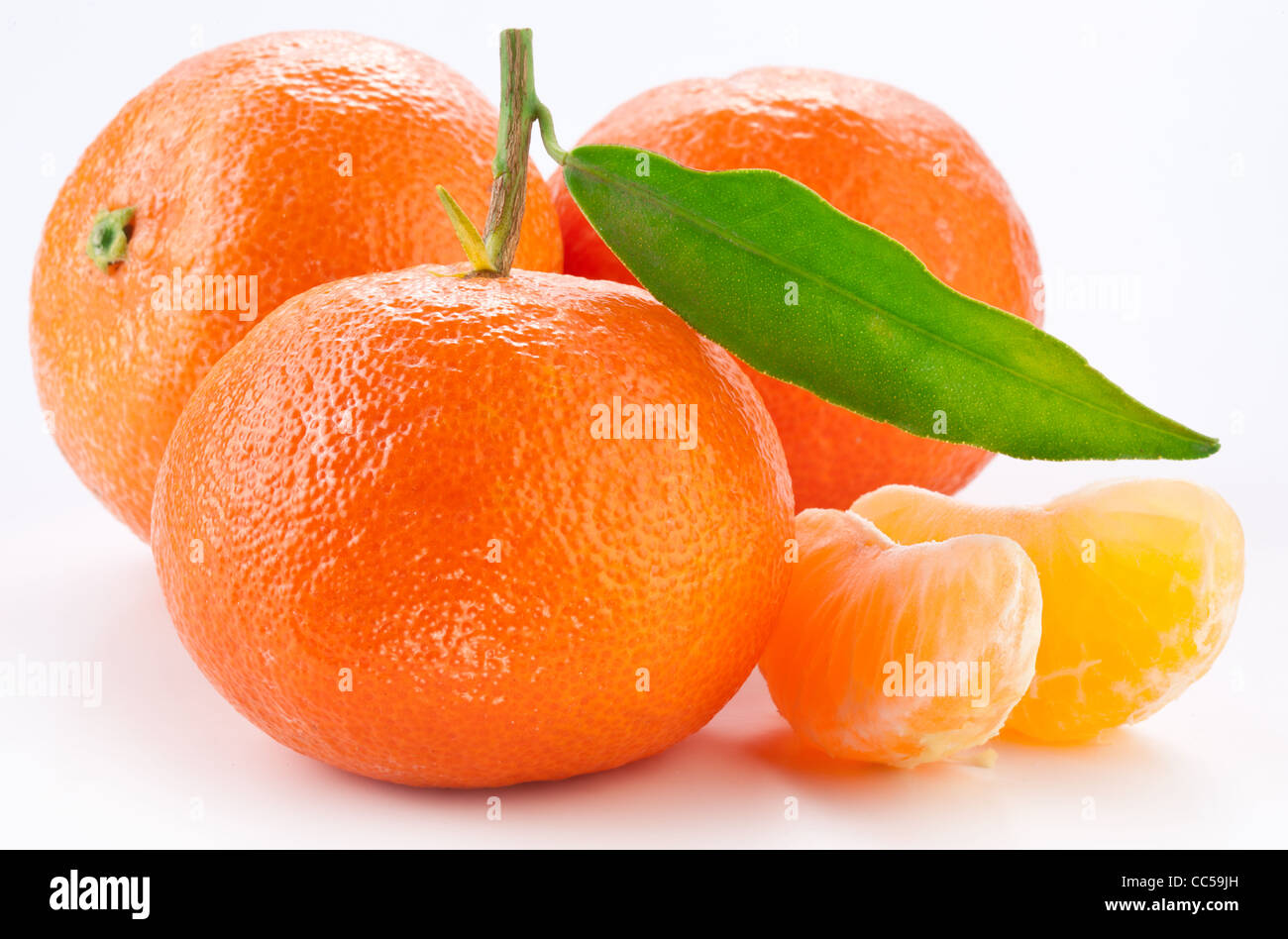 Mandarinen mit Blättern auf weißem Hintergrund. Stockfoto