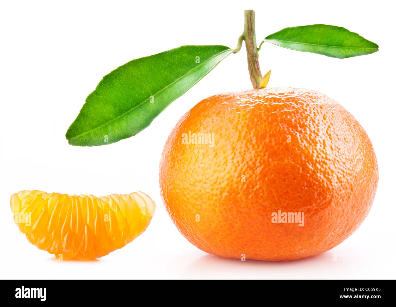 Mandarinen mit Blättern und seine Scheibe auf weißem Hintergrund. Stockfoto