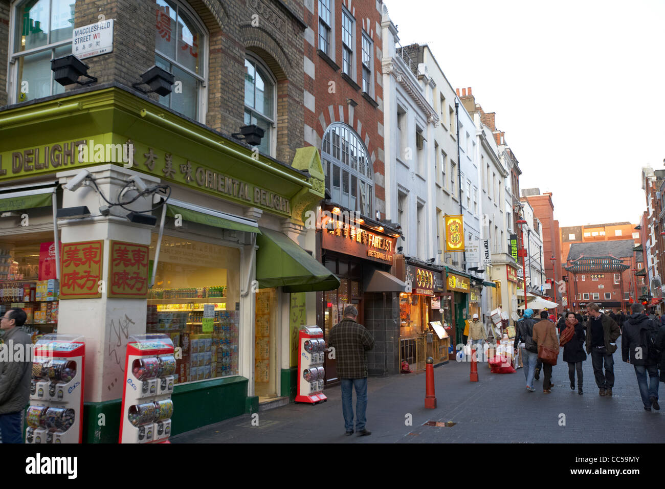chinesische Restaurants und Geschäfte entlang der Gerrard street in Chinatown London England UK United kingdom Stockfoto