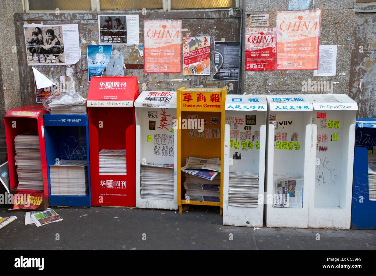 chinesischer Sprache kostenlos Zeitungen Spender Chinatown London England UK United kingdom Stockfoto