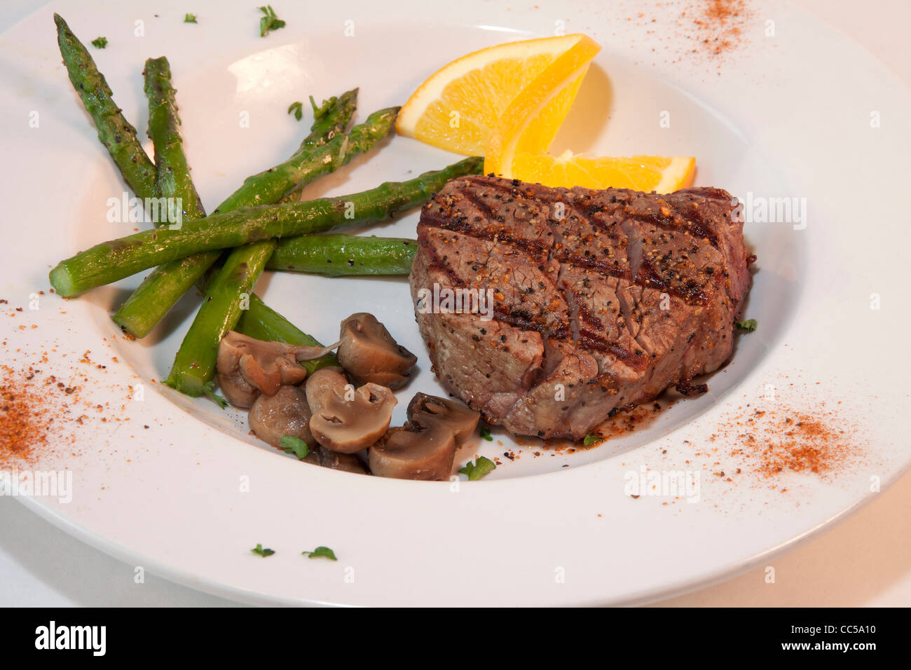 Filet Migon Steak mit sautierte Pilze und Spargel Speeren Stockfoto