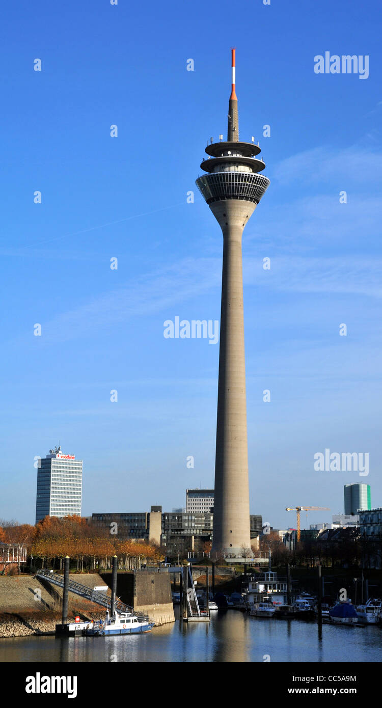 Rheinturm (Rheinturm), Düsseldorf, Deutschland. Stockfoto