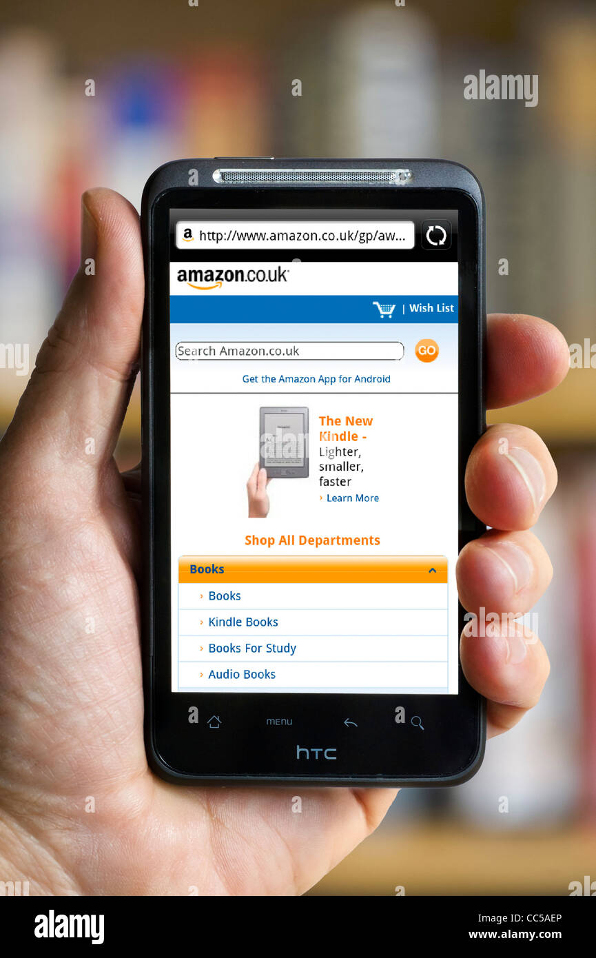 Online-Shopping auf der Amazon.de-Website auf einem HTC-smartphone Stockfoto