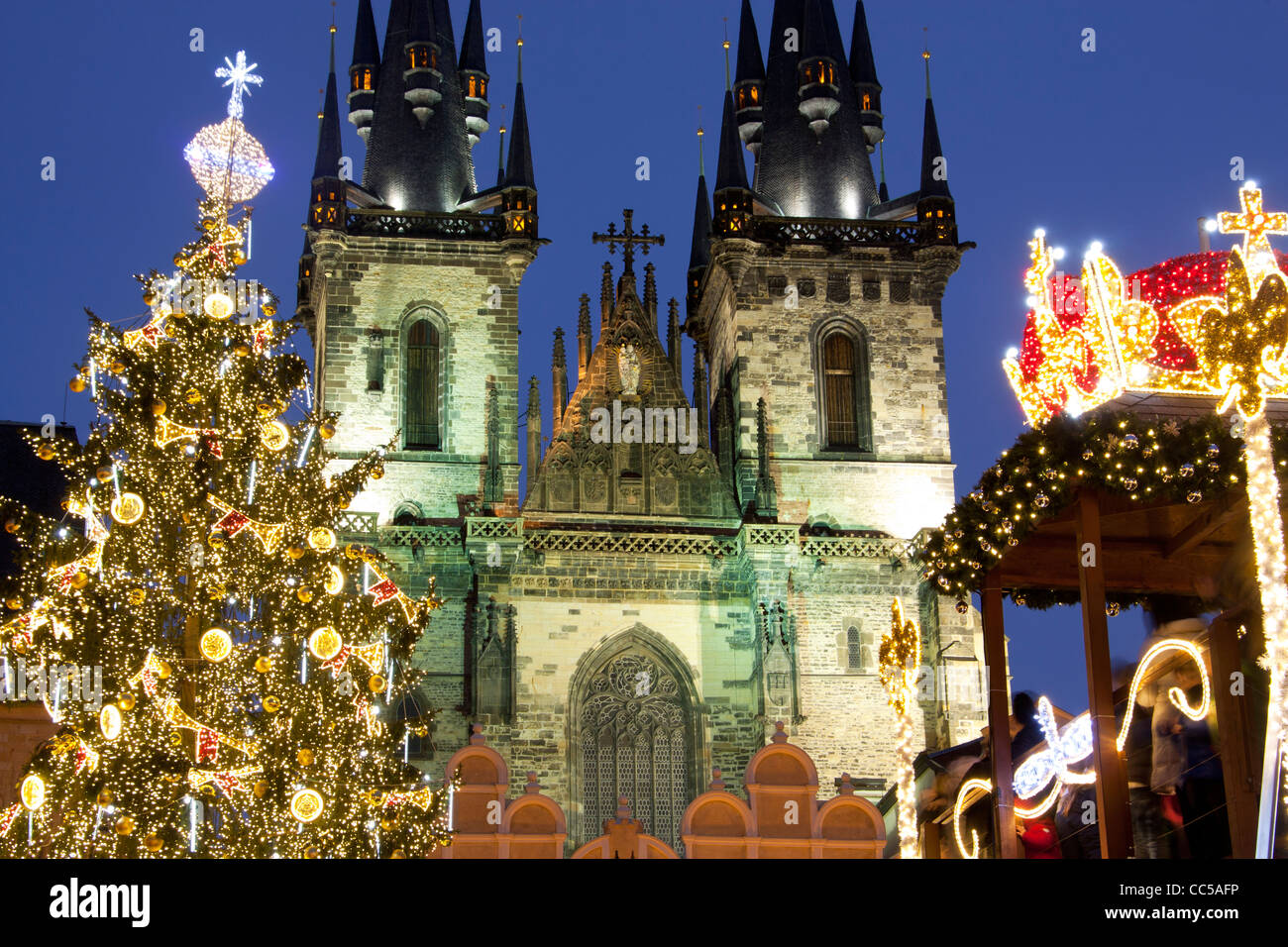 Kirche der Gottesmutter vor Tein mit Weihnachtsbaum und Aussichtsplattform Old Town Square Prag Tschechische Republik Europa EU Stockfoto