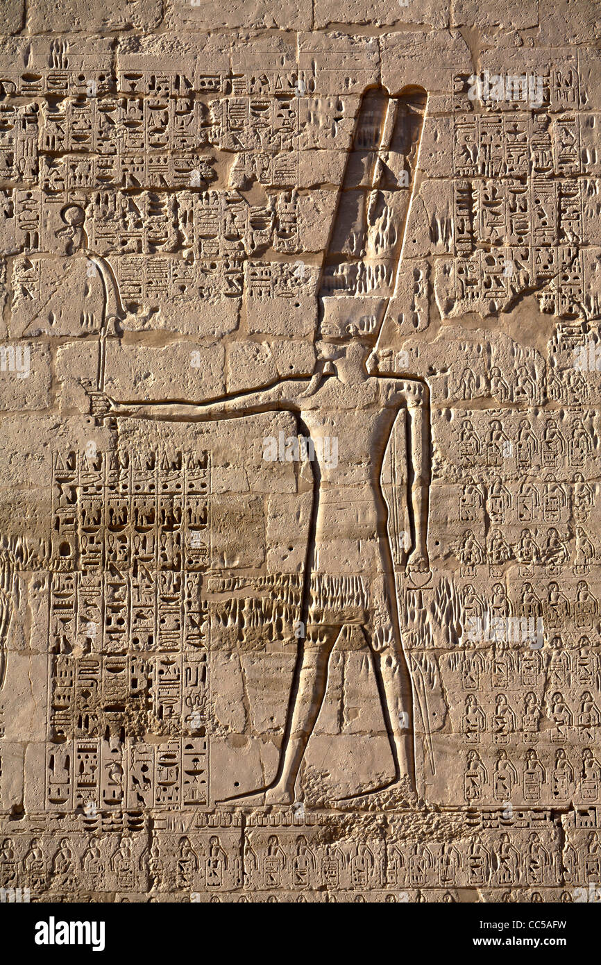 Ansicht des Reliefs in der Leichenhalle Tempel des Pharao Ramses III, Medinet Habu, West Bank, Luxor, Ägypten Stockfoto