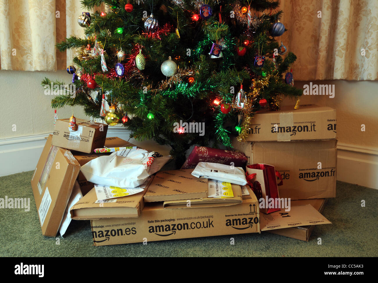 Online-shopping unter dem Weihnachtsbaum zu Weihnachten, UK Stockfoto