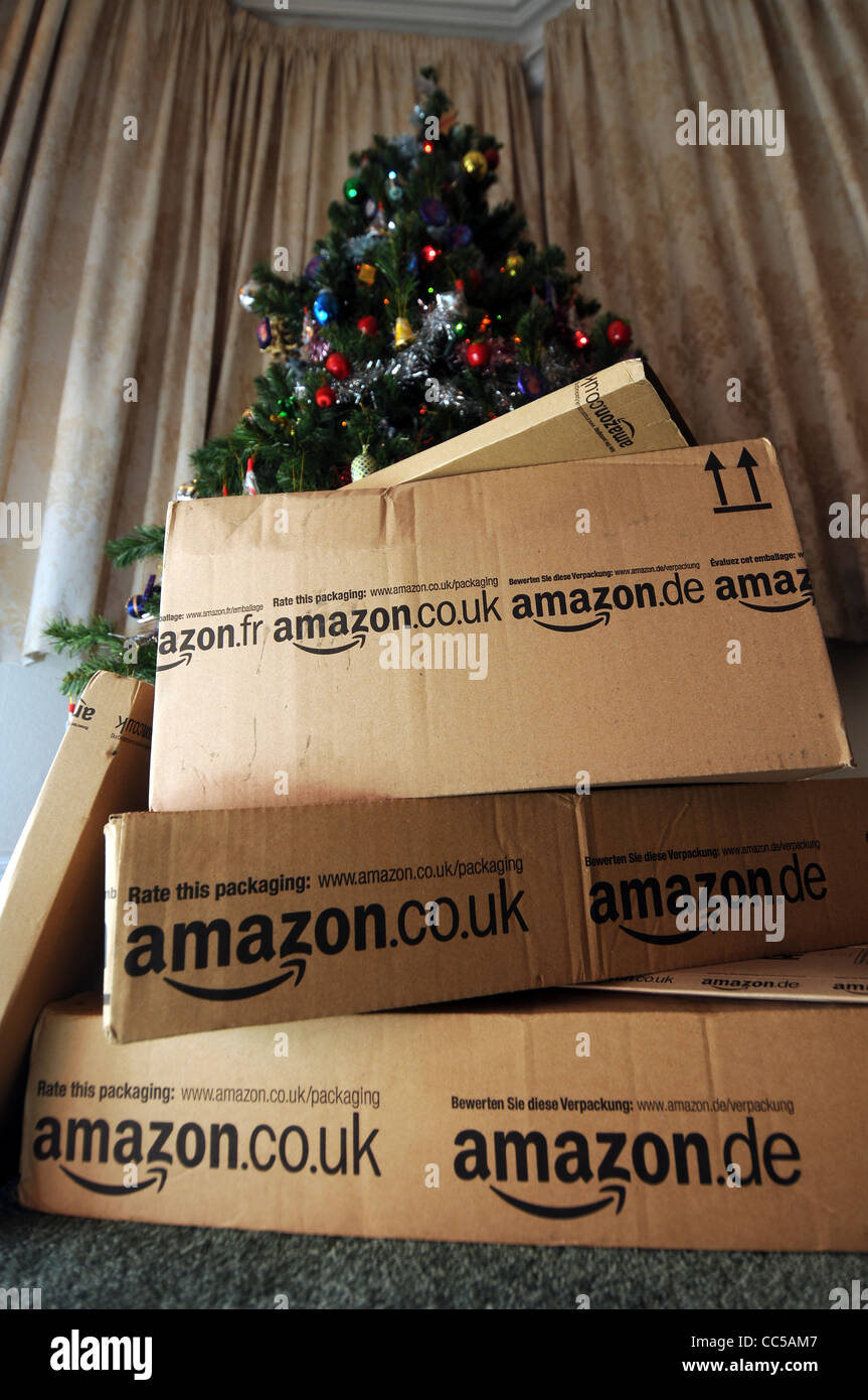 Online-shopping unter dem Weihnachtsbaum zu Weihnachten, UK Stockfoto