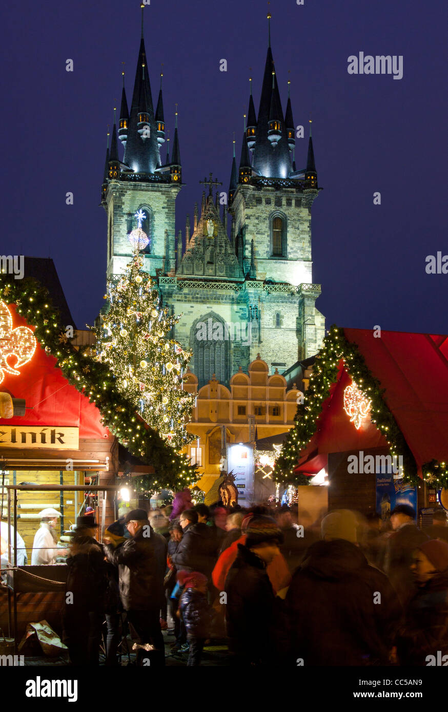 Kirche der Gottesmutter vor Tein bei Dämmerung / Nacht mit Weihnachtsmarkt Stände Old Town Square Prag Tschechische Republik Europa EU Stockfoto