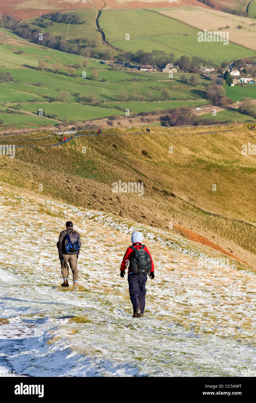 Wanderer zu Fuß nach unten vom Gipfel des Mam Tor im Peak District National Park in Derbyshire, England, UK Stockfoto