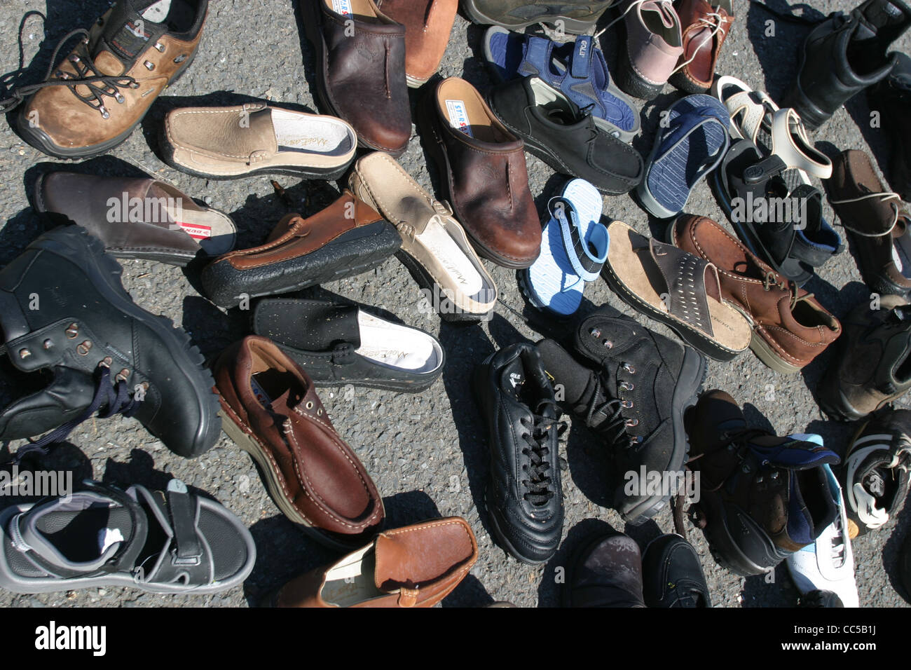 Schuhe angespült Westward Ho! Strand von Boscastle nach den Überschwemmungen Stockfoto