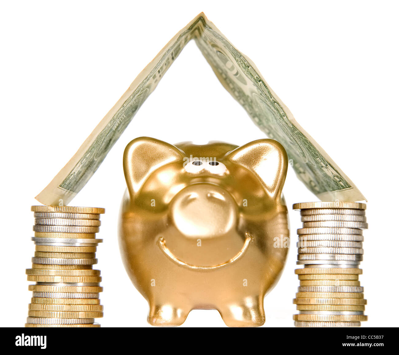 Goldene Geld Box Schwein stehen unter Geld nach Hause Stockfoto