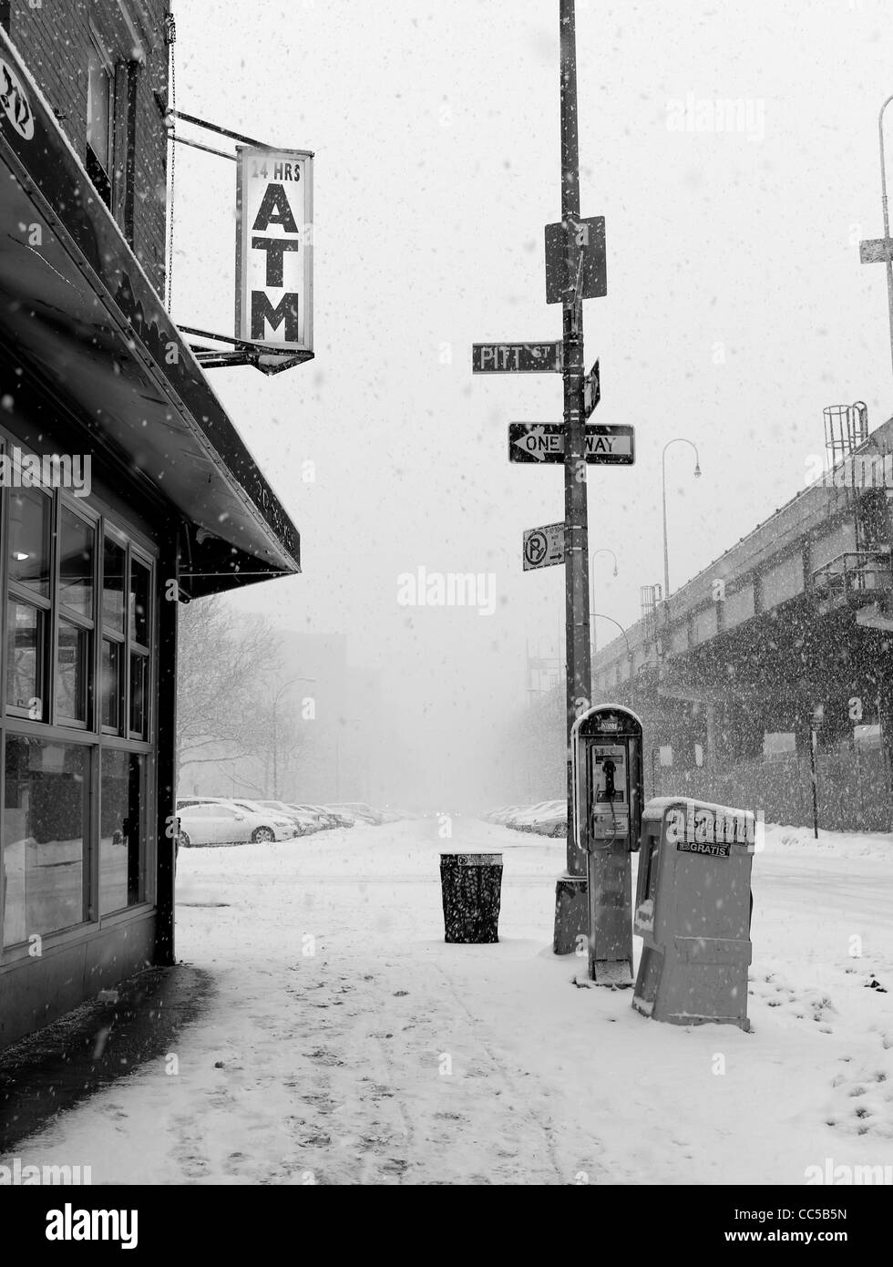 26. Januar 2011: Schnee gesehen, der in die untere East Side von Manhattan in New York City, USA. Stockfoto