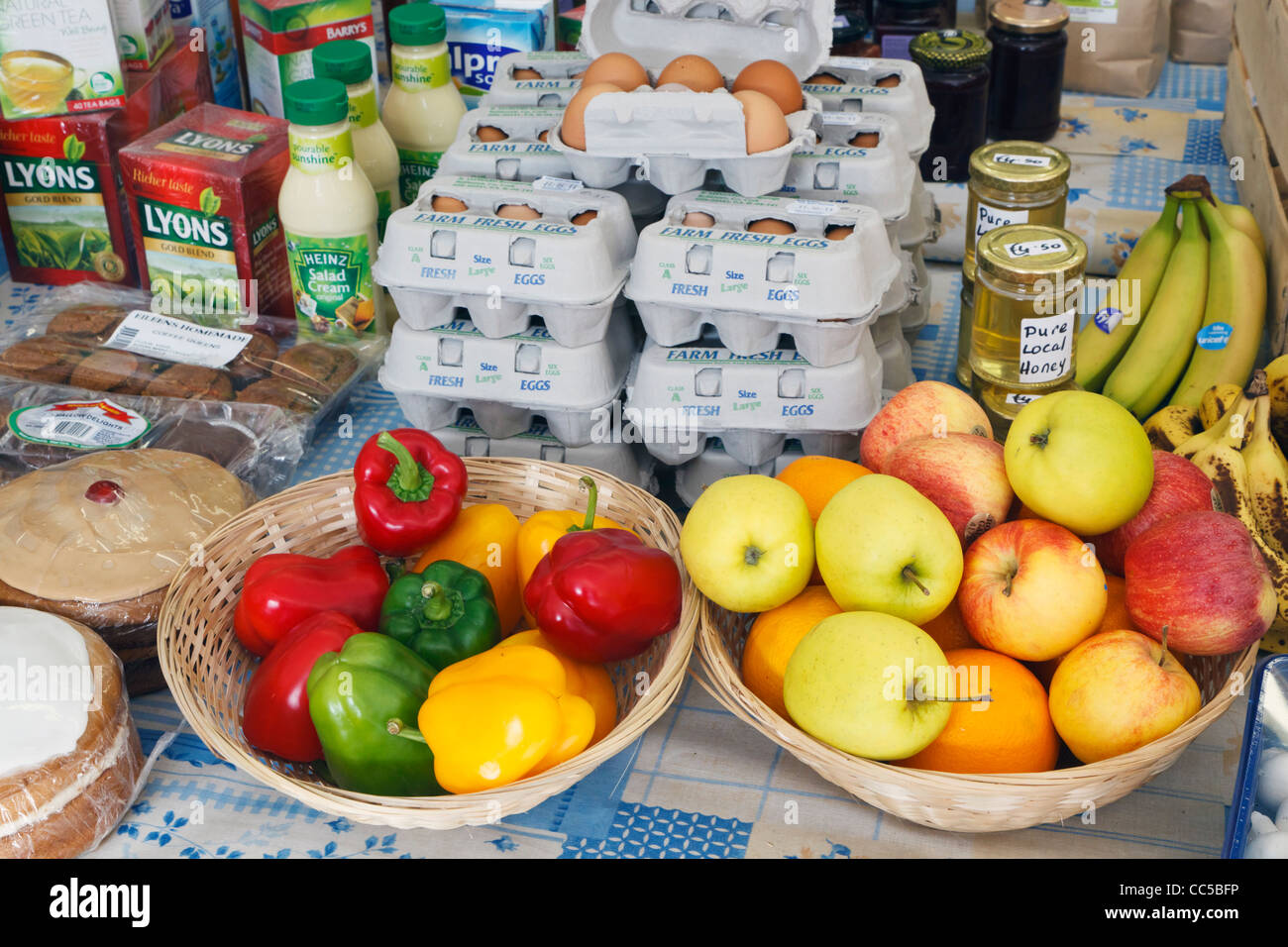 Anzeige der Lebensmittel zum Verkauf in Ballydehob Country Store. Ballydehob, County Cork, Irland. Stockfoto