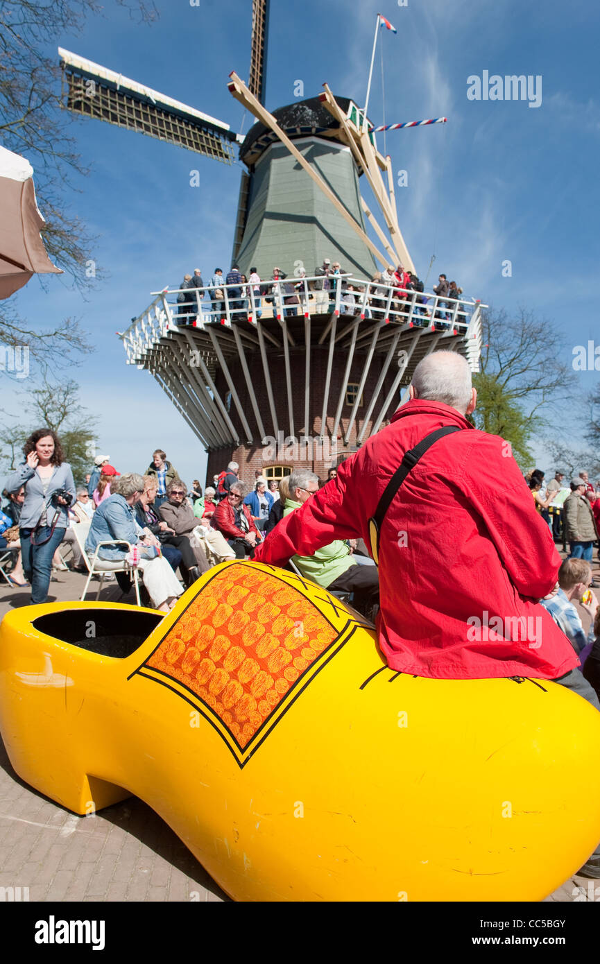 Touristen auf riesigen Klotz am Keukenhof Gärten Stockfoto