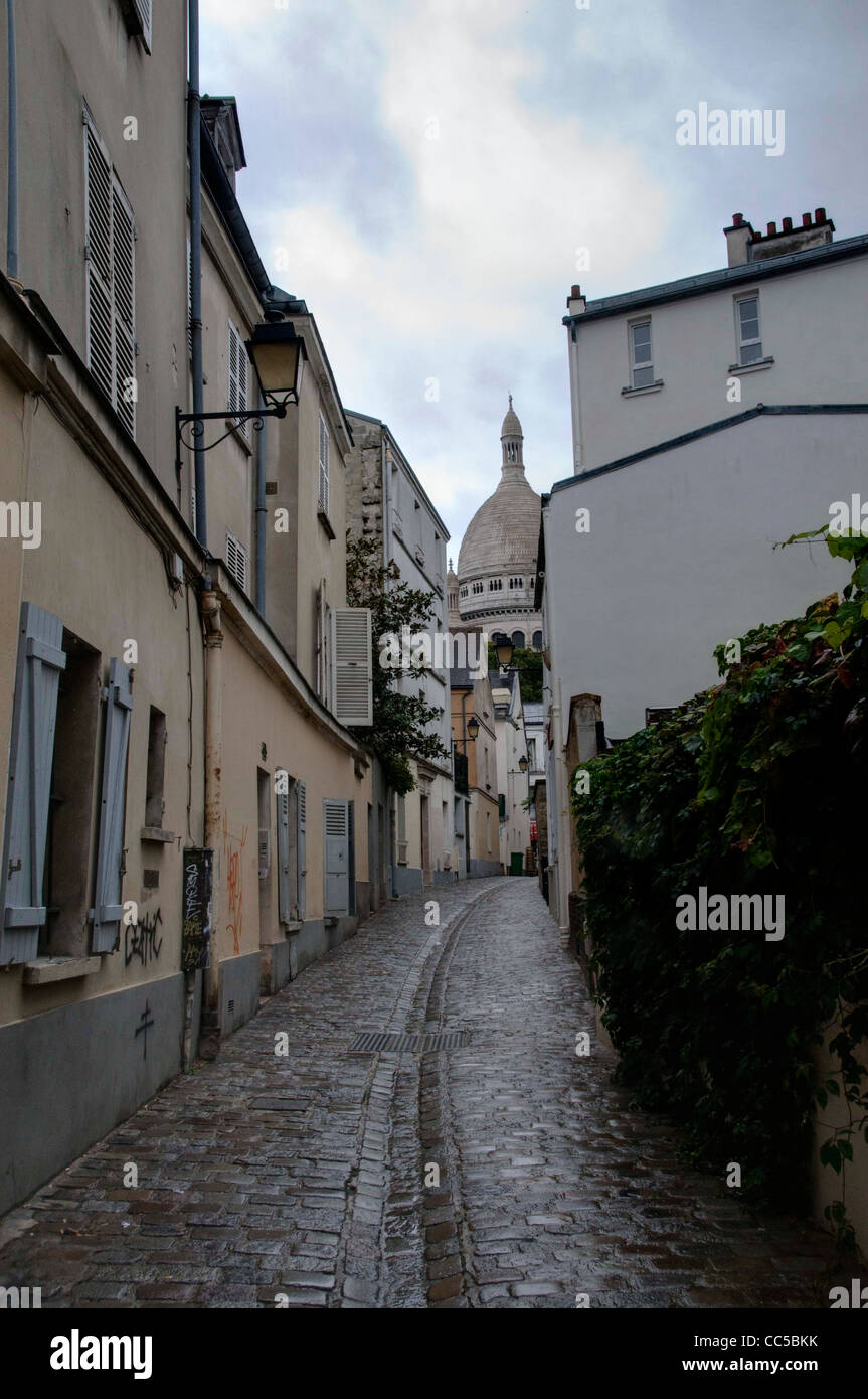 Gepflasterte Straße zur Sacre Coeur in Paris Stockfoto