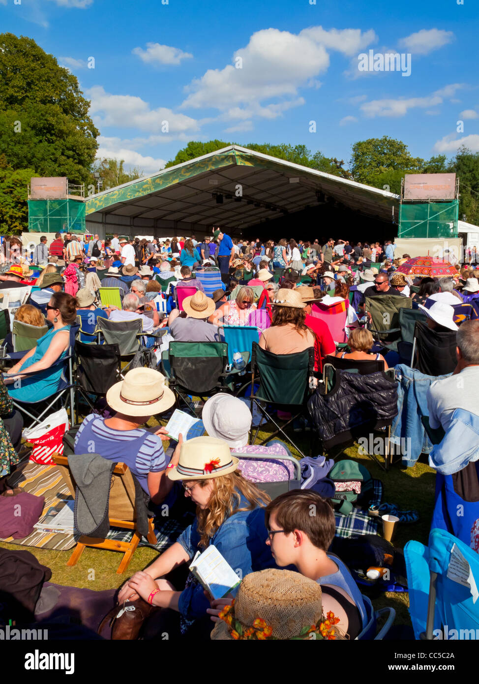 Masse auf dem Cambridge Folk Festival findet Ende Juli jedes Jahr bei Cherry Hinton in Cambridge England UK Stockfoto