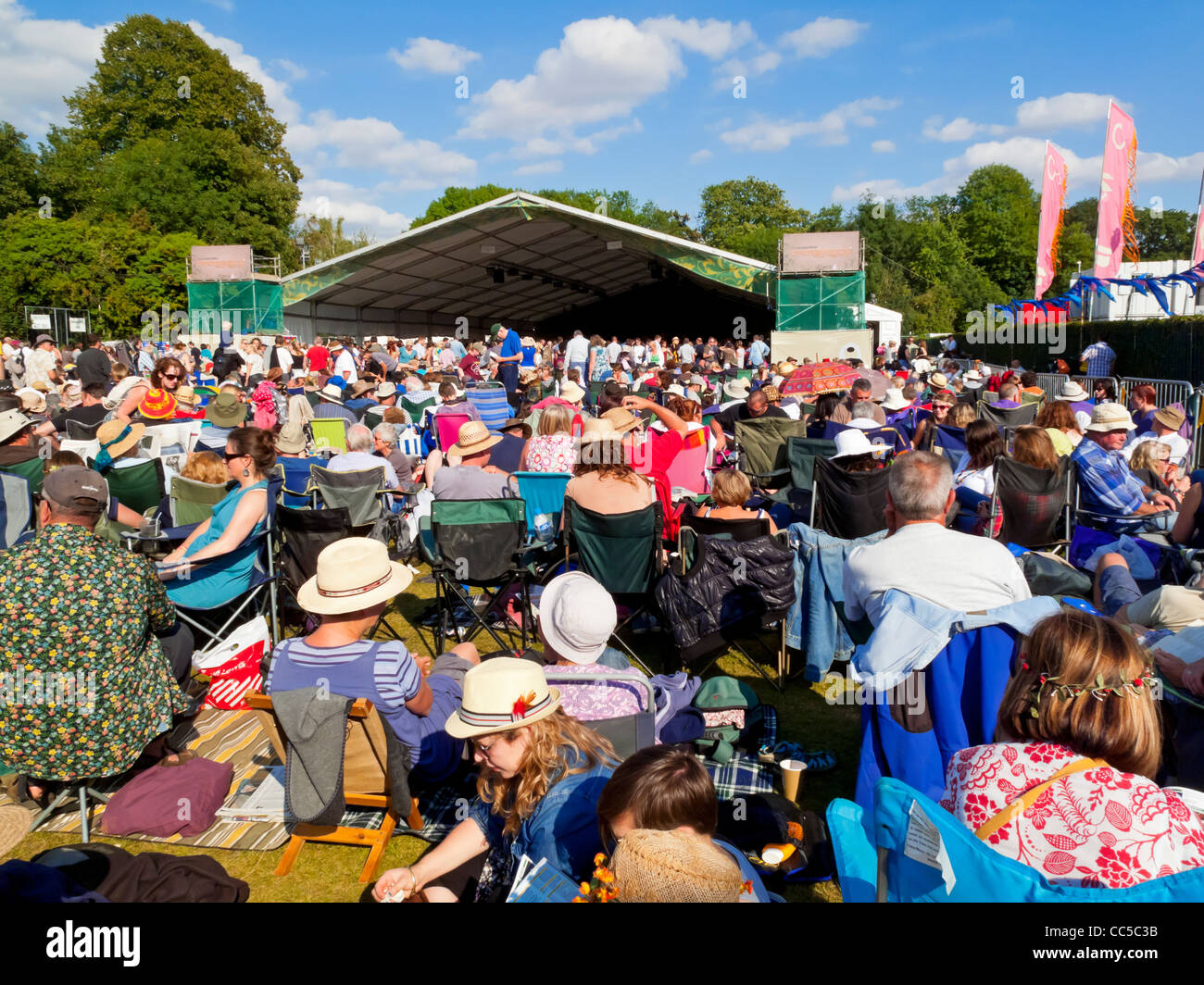 Masse auf dem Cambridge Folk Festival findet Ende Juli jedes Jahr bei Cherry Hinton in Cambridge England UK Stockfoto