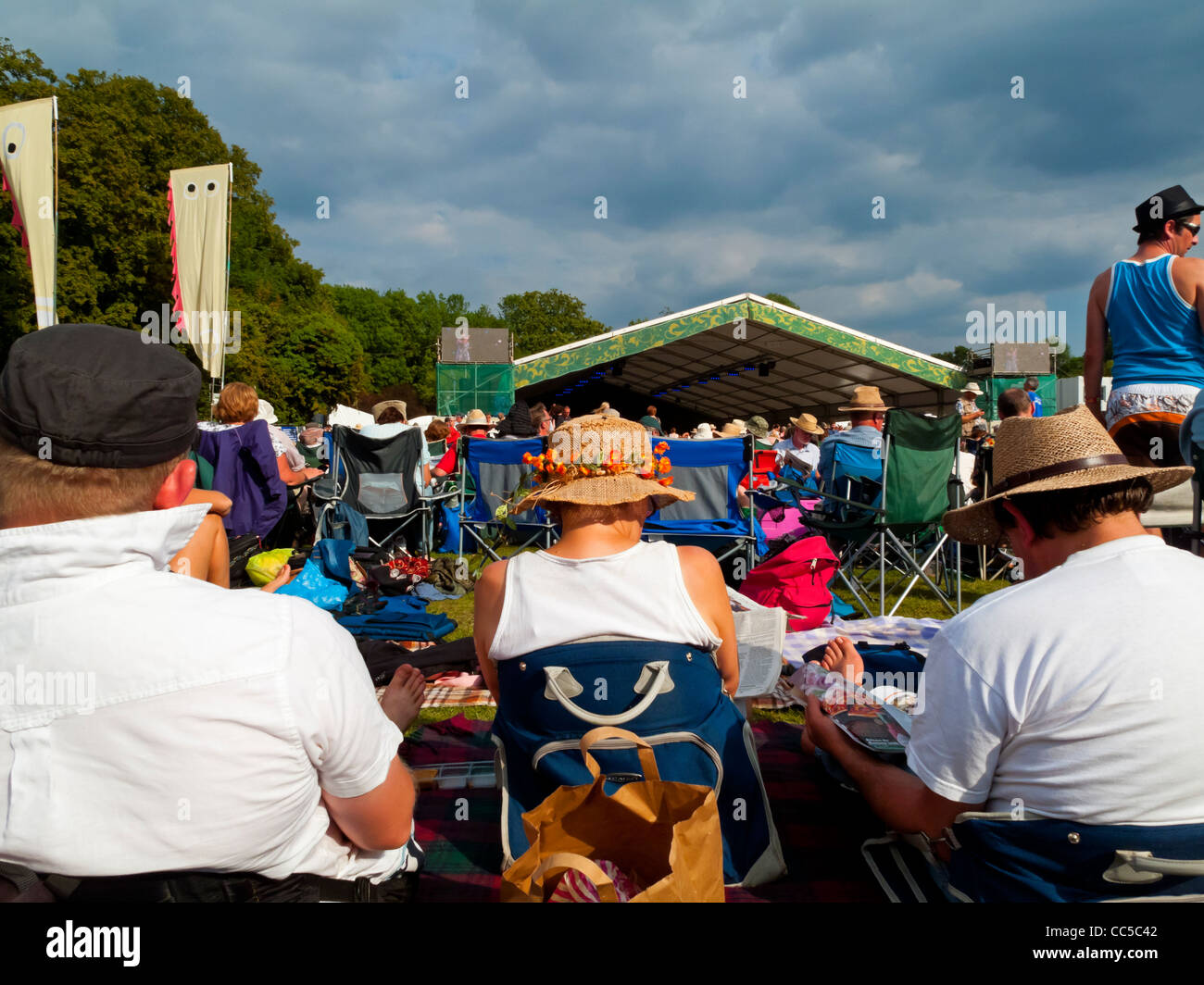 Masse auf dem Cambridge Folk Festival findet Ende Juli jedes Jahr bei Cherry Hinton in Cambridge England UK Stockfoto