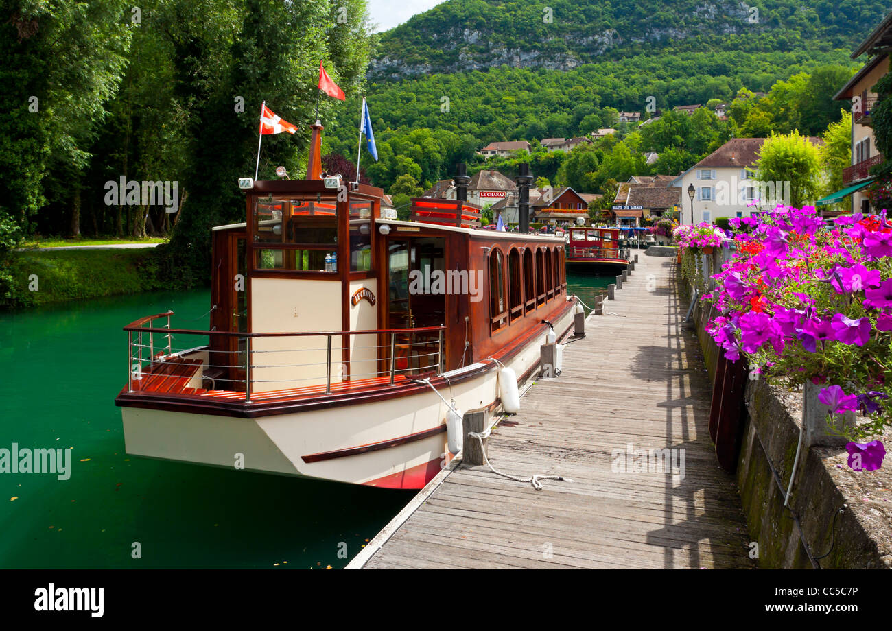 Boot vor Anker am Canal de Savieres in Chanaz im Bereich "Savoie" der französischen Alpen in der Nähe von Lac du Bourget Süd-Ost-Frankreich Stockfoto