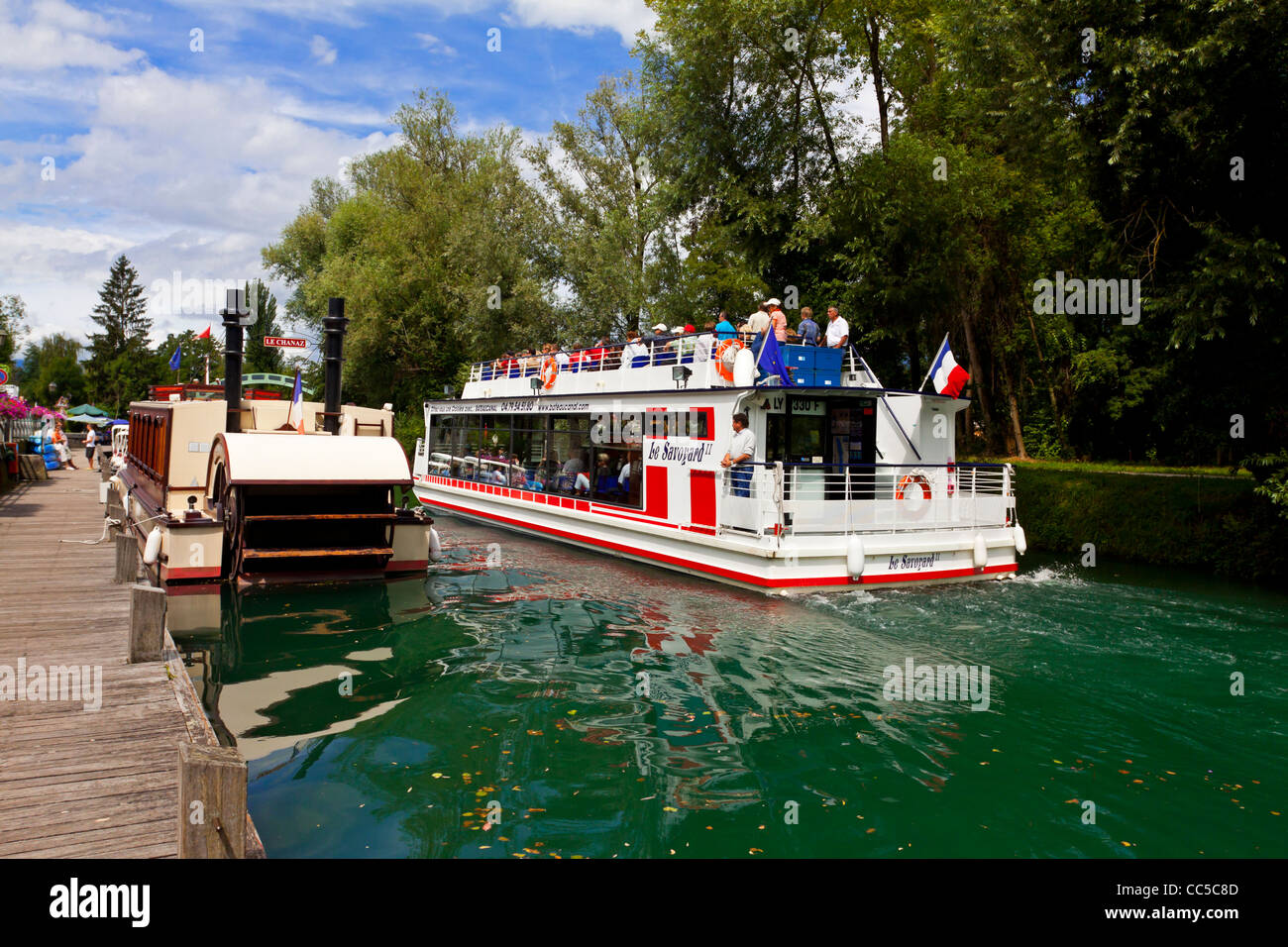 Touristenboot auf Canal de Savieres in Chanaz im Bereich "Savoie" der französischen Alpen in der Nähe von Lac du Bourget Süd-Ost-Frankreich Stockfoto