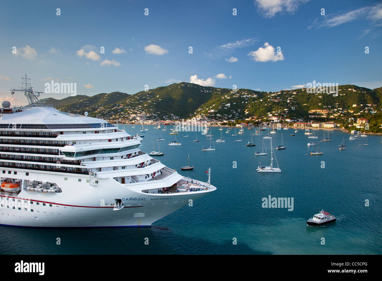 Kreuzfahrtschiff Carnival Victory verlassen Hafen in Charlotte Amalie, St. Thomas, US Virgin Islands Stockfoto