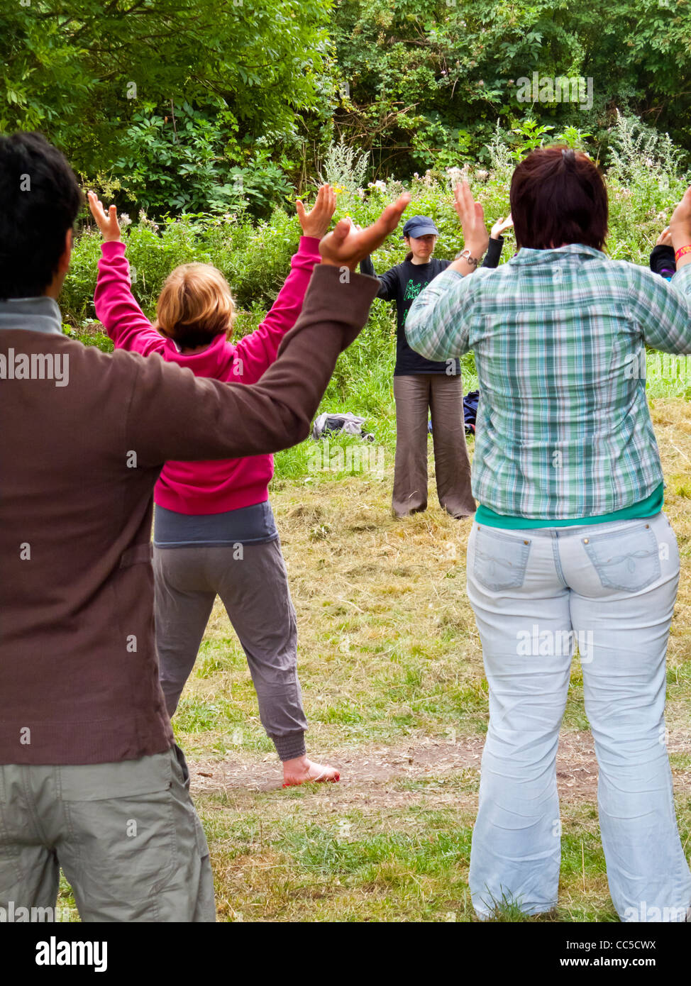 Tai Chi-Klasse an der Cambridge Folk Festival England UK wo Teilnehmer über die traditionelle chinesische Kampfkunst erlernen Stockfoto