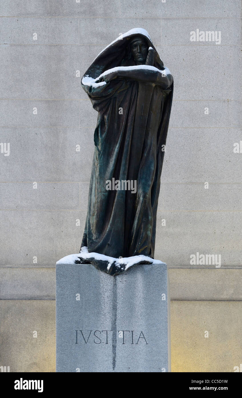 Statue des Menschen in Kapstadt und Motorhaube lehnend auf einem Schwert symbolisiert ivstitia oder Gerechtigkeit in Ottawa Oberster Gerichtshof von Kanada Stockfoto